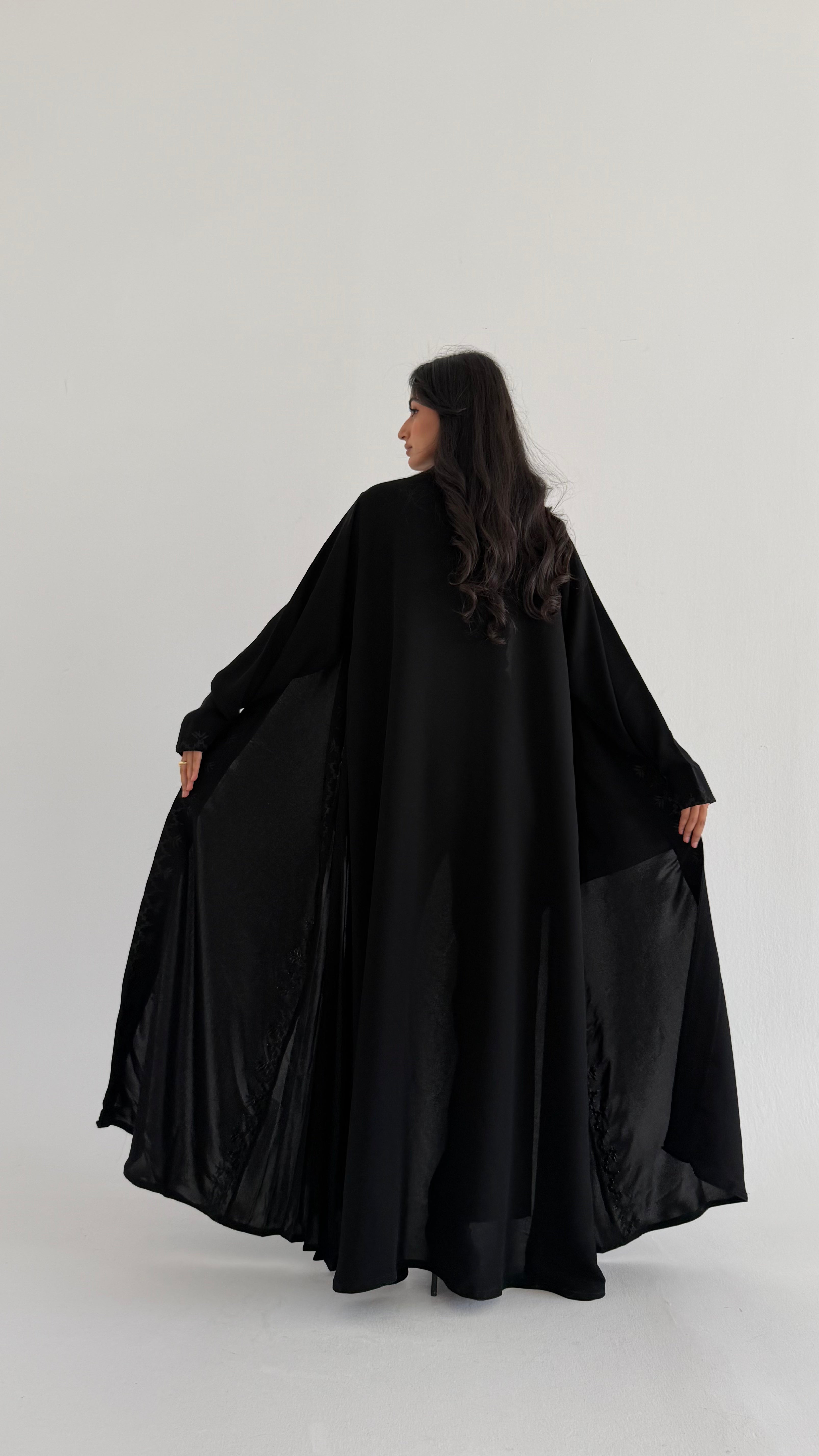 MW1813 - عباية السراميك الملكية بتفاصيل مطرزة