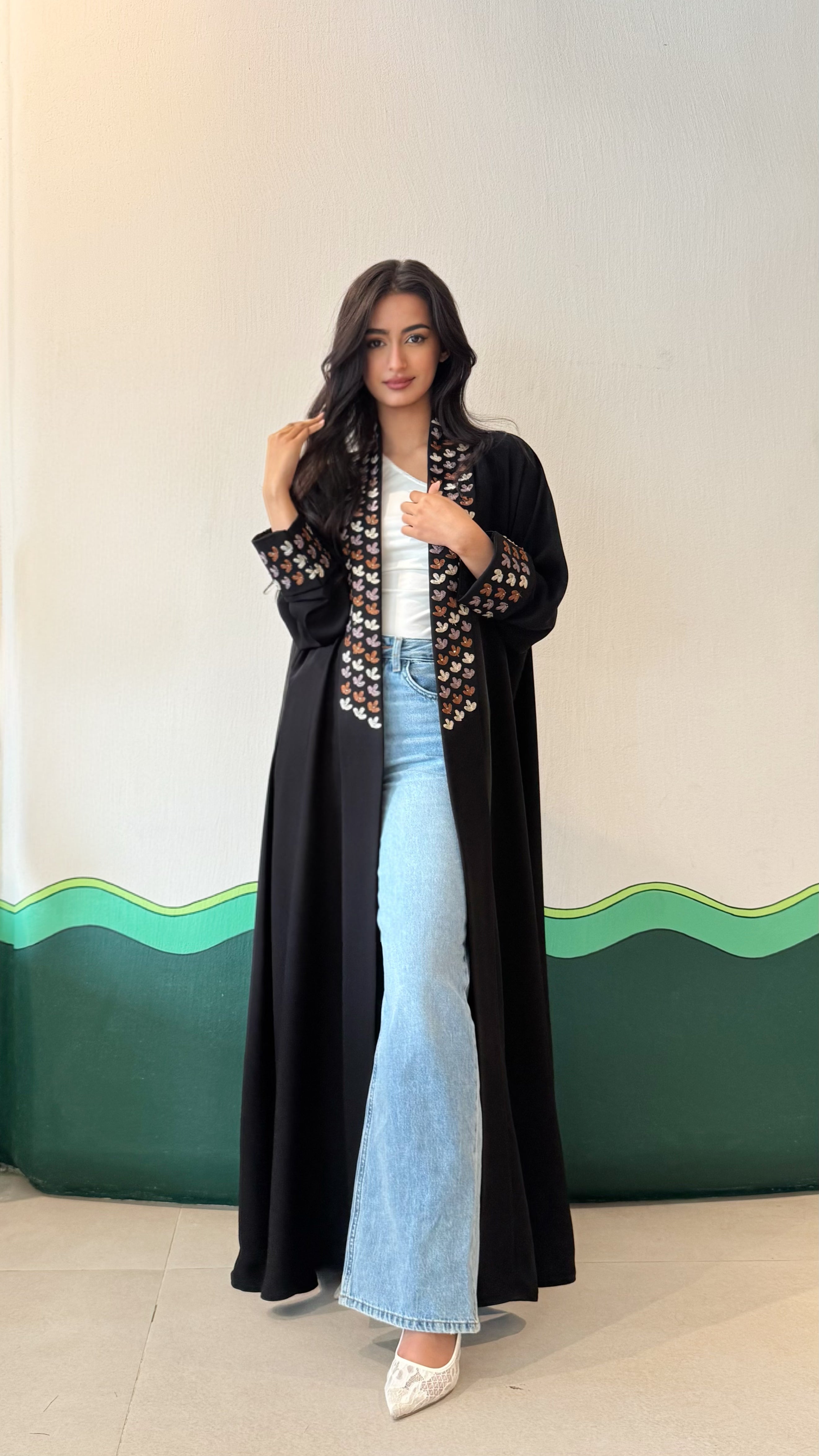 MWT370 - عباية اسود تطريز الياقه والاكمام - Aya