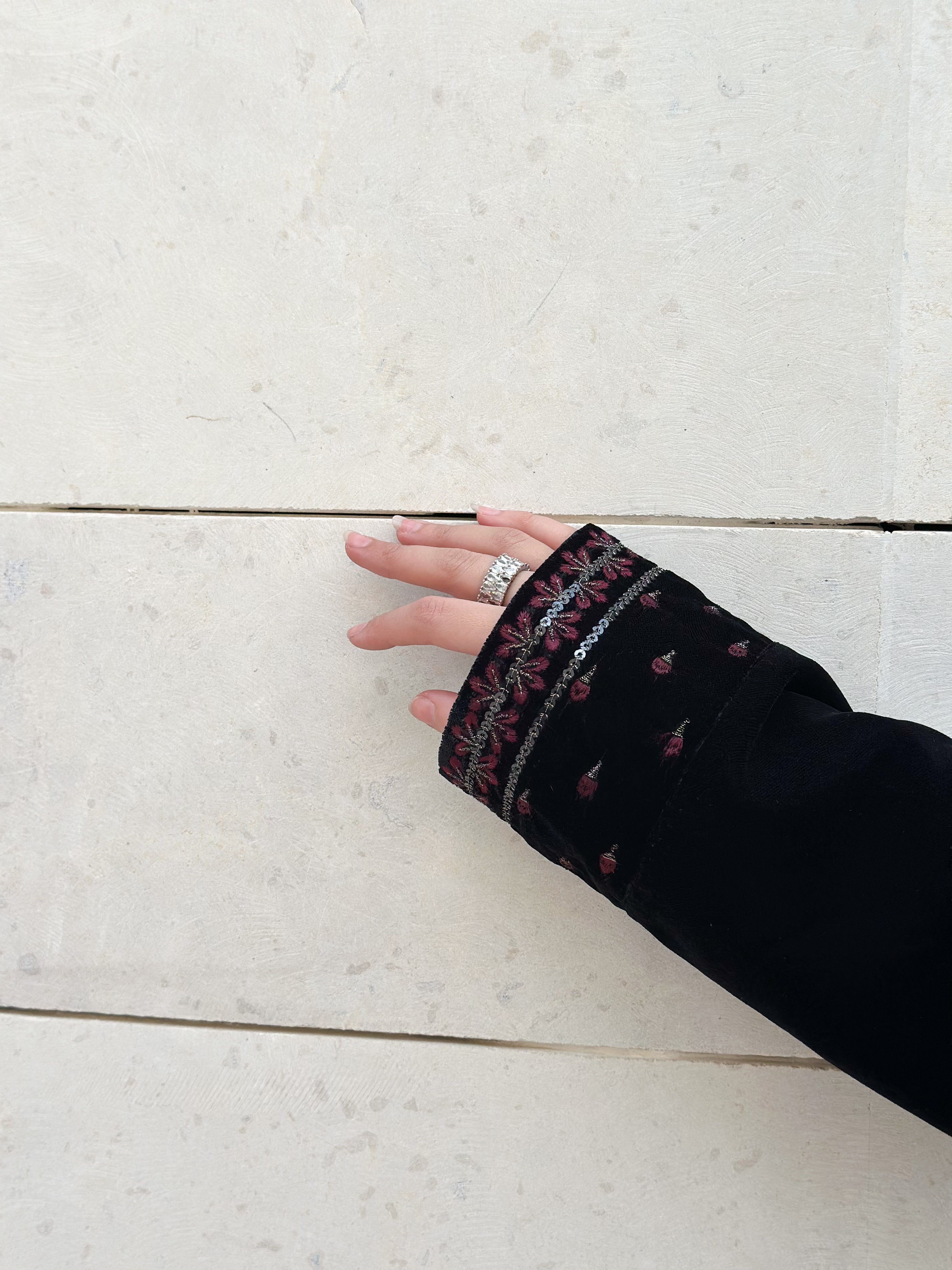 MWT726 - عباية مخمل بتطريز اسود وعنابي - Aya