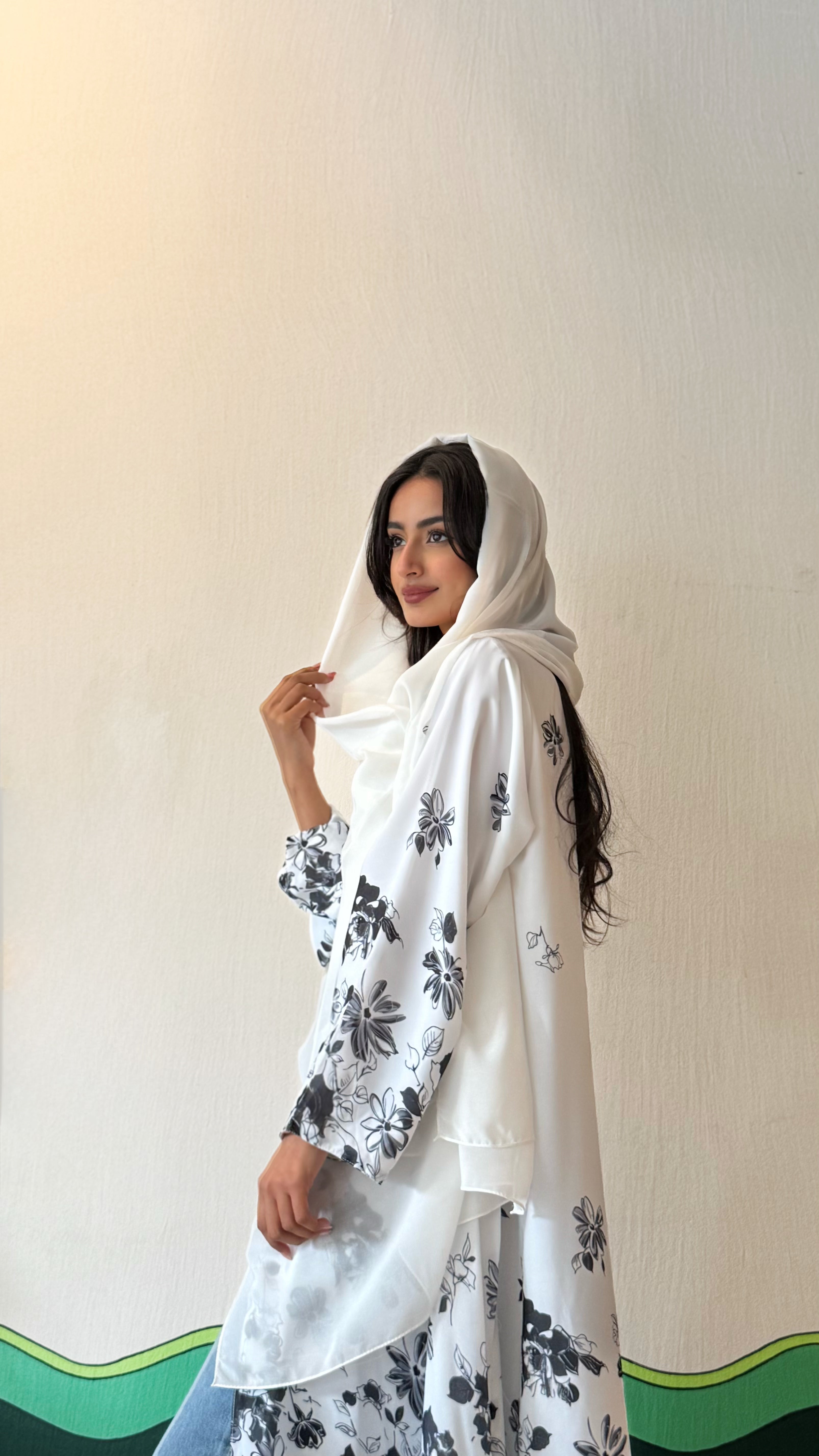 MWT517 - عباية طباعة ورد أبيض وأسود