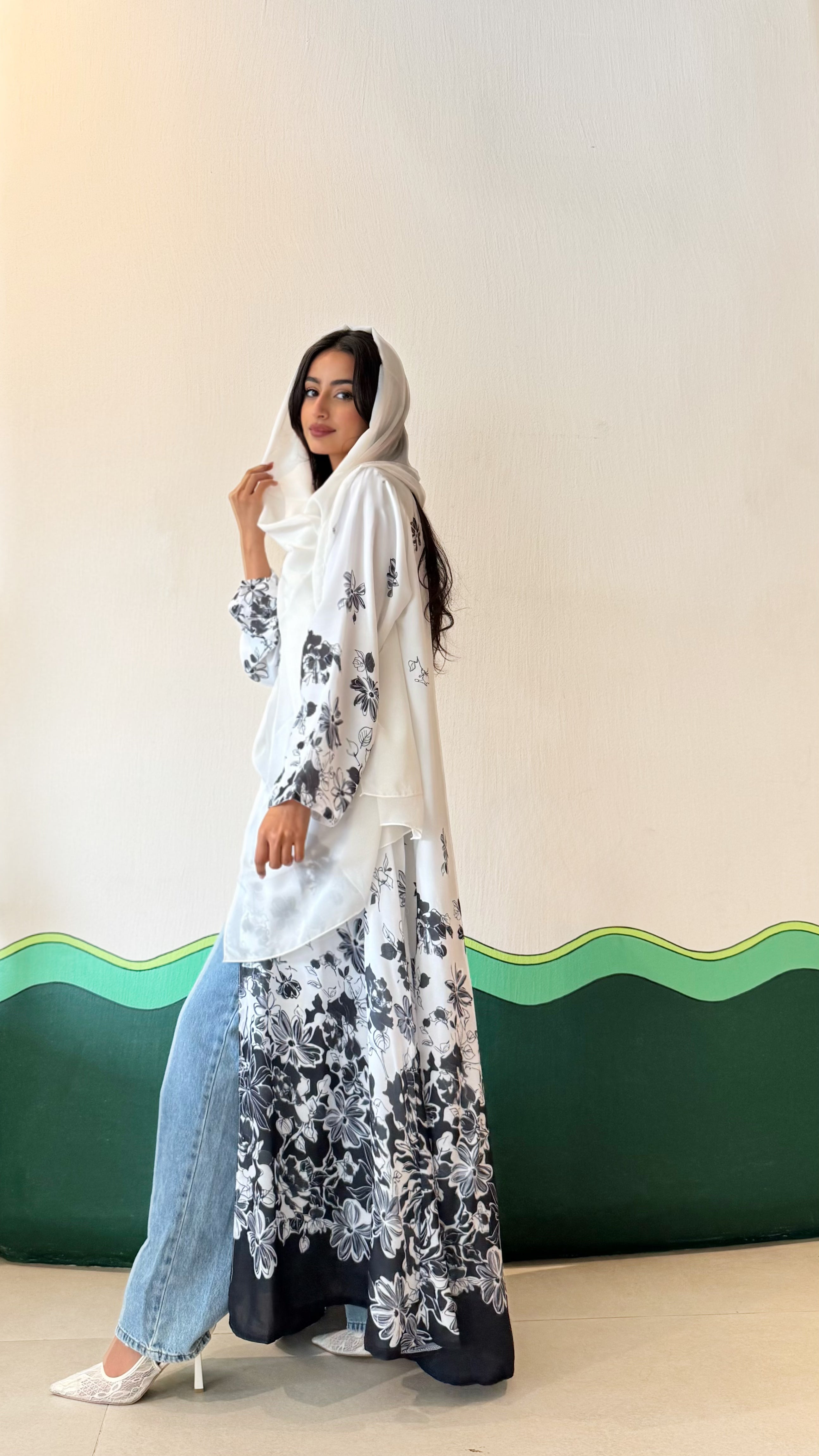 MWT517 - عباية طباعة ورد أبيض وأسود