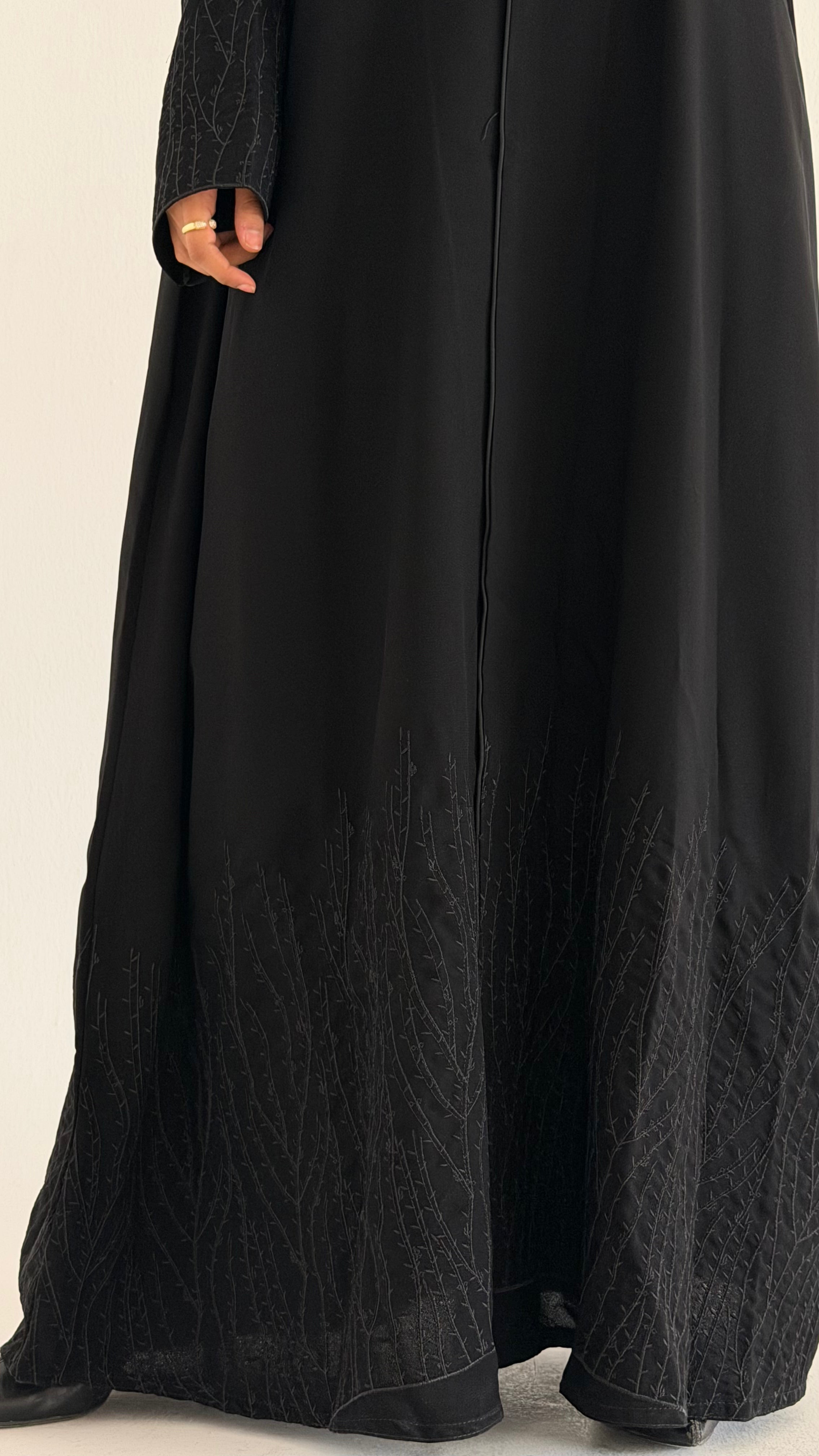 MW1786 - عباية قماش ملكي تطريز كبيوتر الاكمام والاسفل