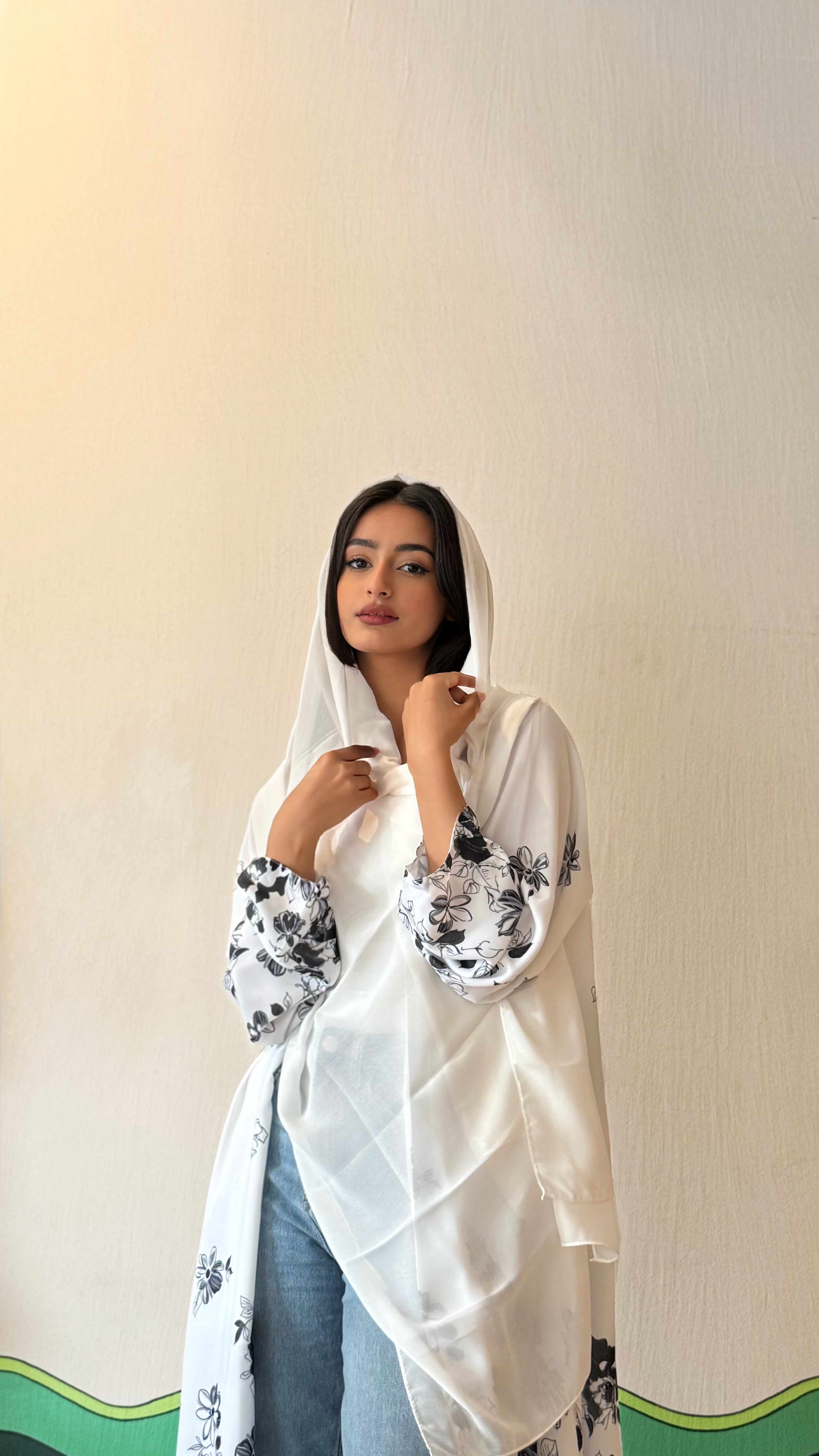 MWT517 - عباية طباعة ورد أبيض وأسود