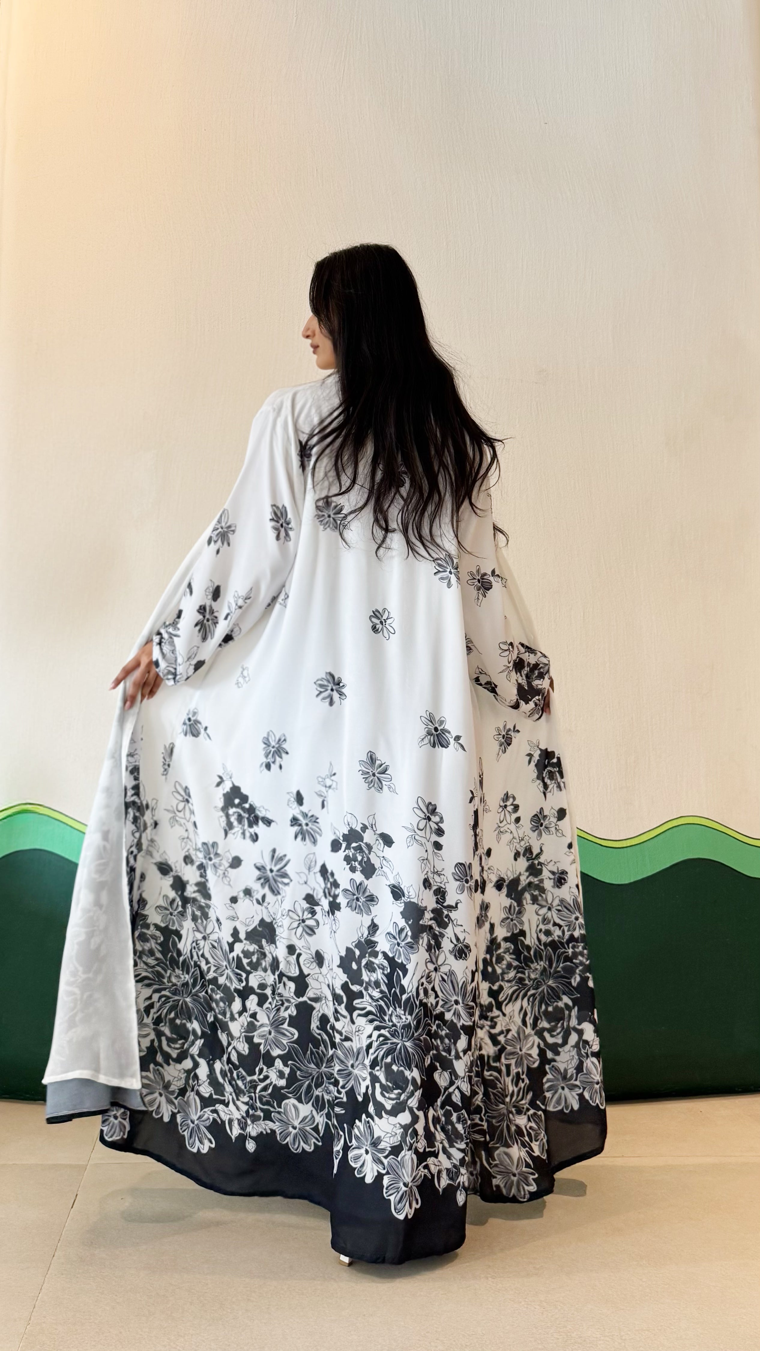MWT517 - عباية طباعة ورد أبيض وأسود