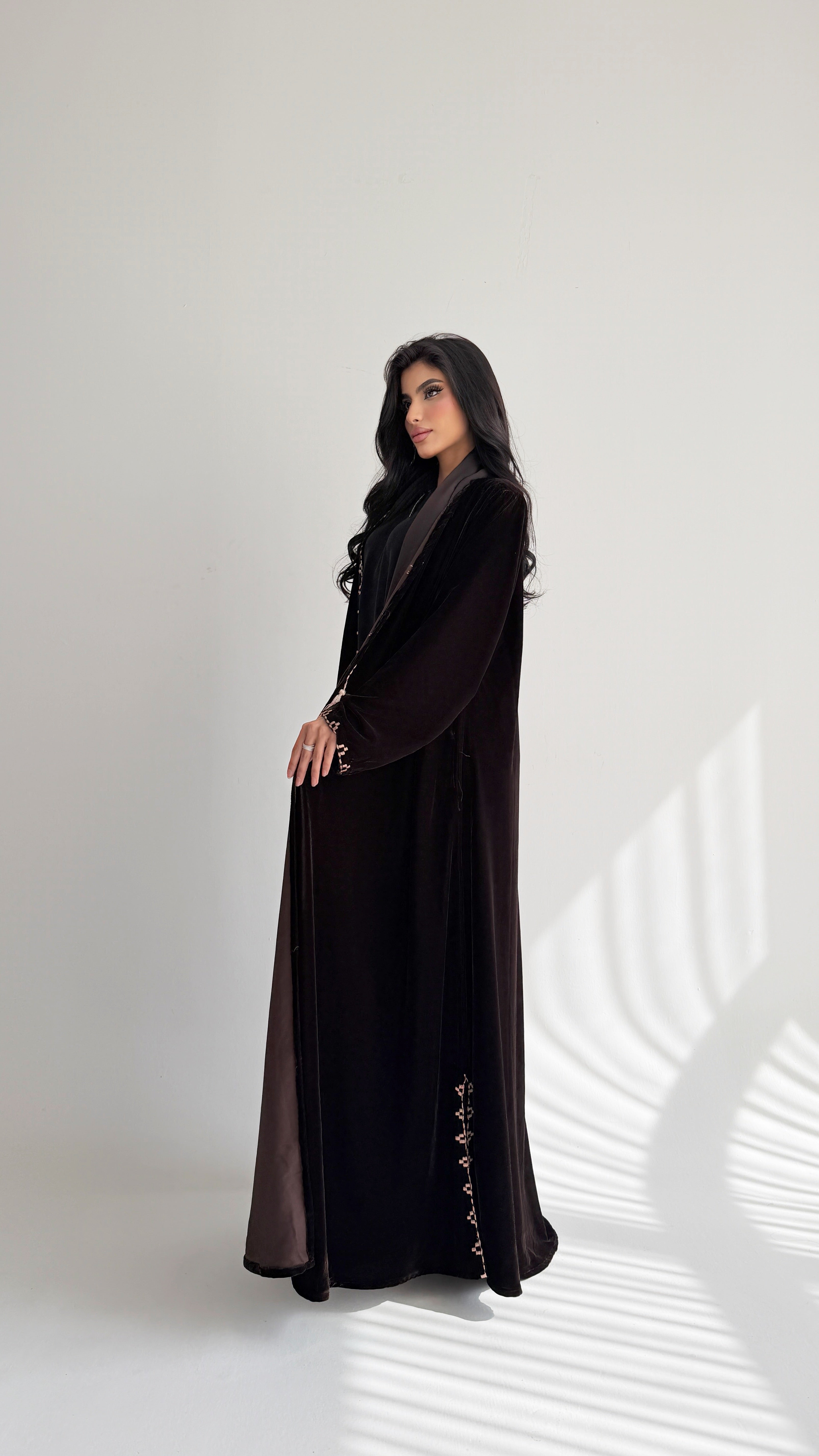 MWT867 - عباية مخمل تطريز