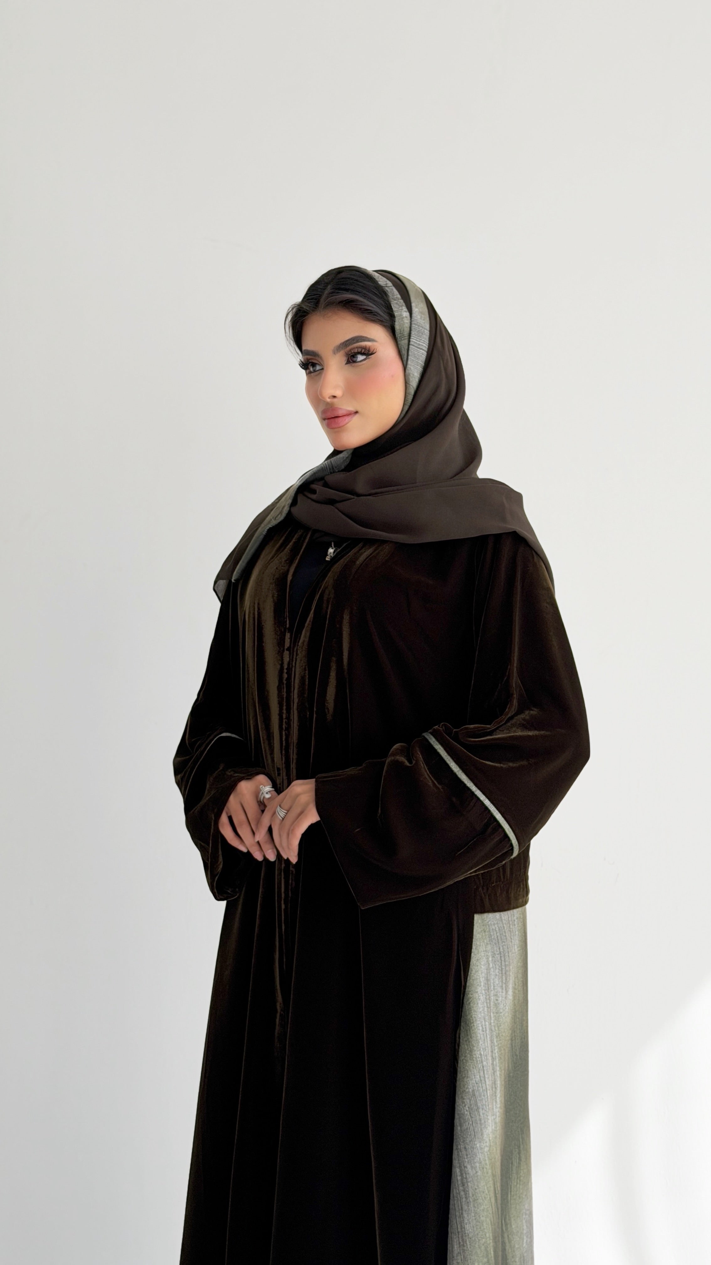 MWT806 - عبايه مخمل مع تدخيلة من الخلف - Aya