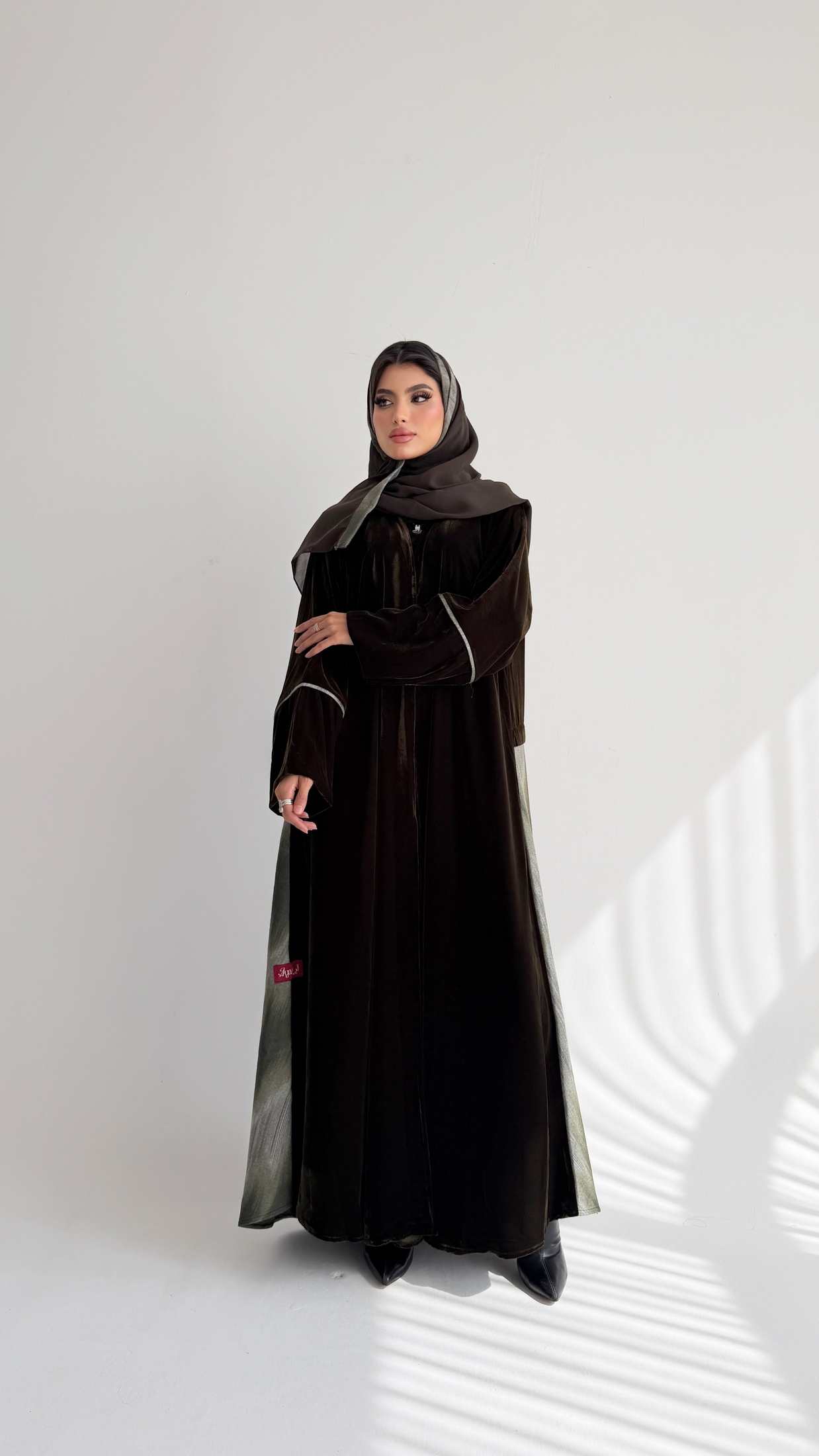 MWT806 - عبايه مخمل مع تدخيلة من الخلف - Aya