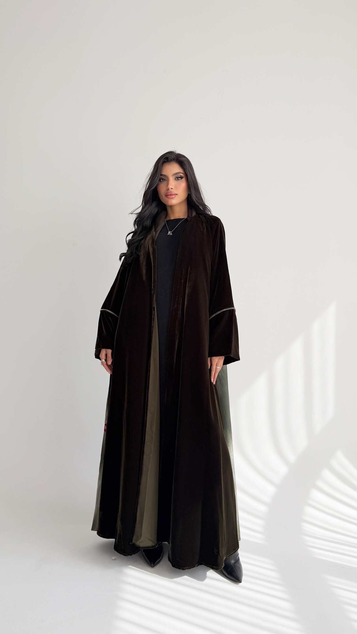 MWT806 - عبايه مخمل مع تدخيلة من الخلف - Aya