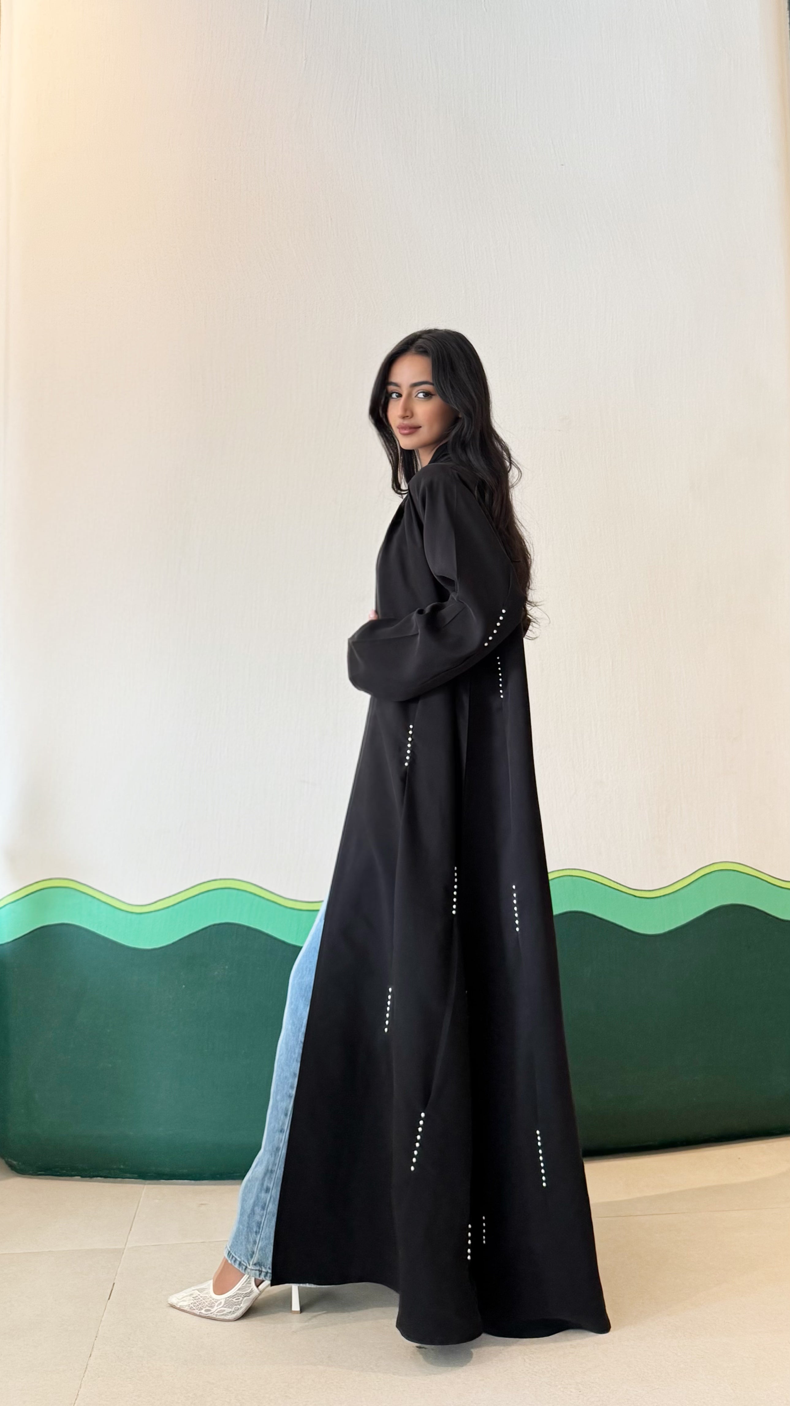 MWT366 - عباية اسود مع شك ابيض