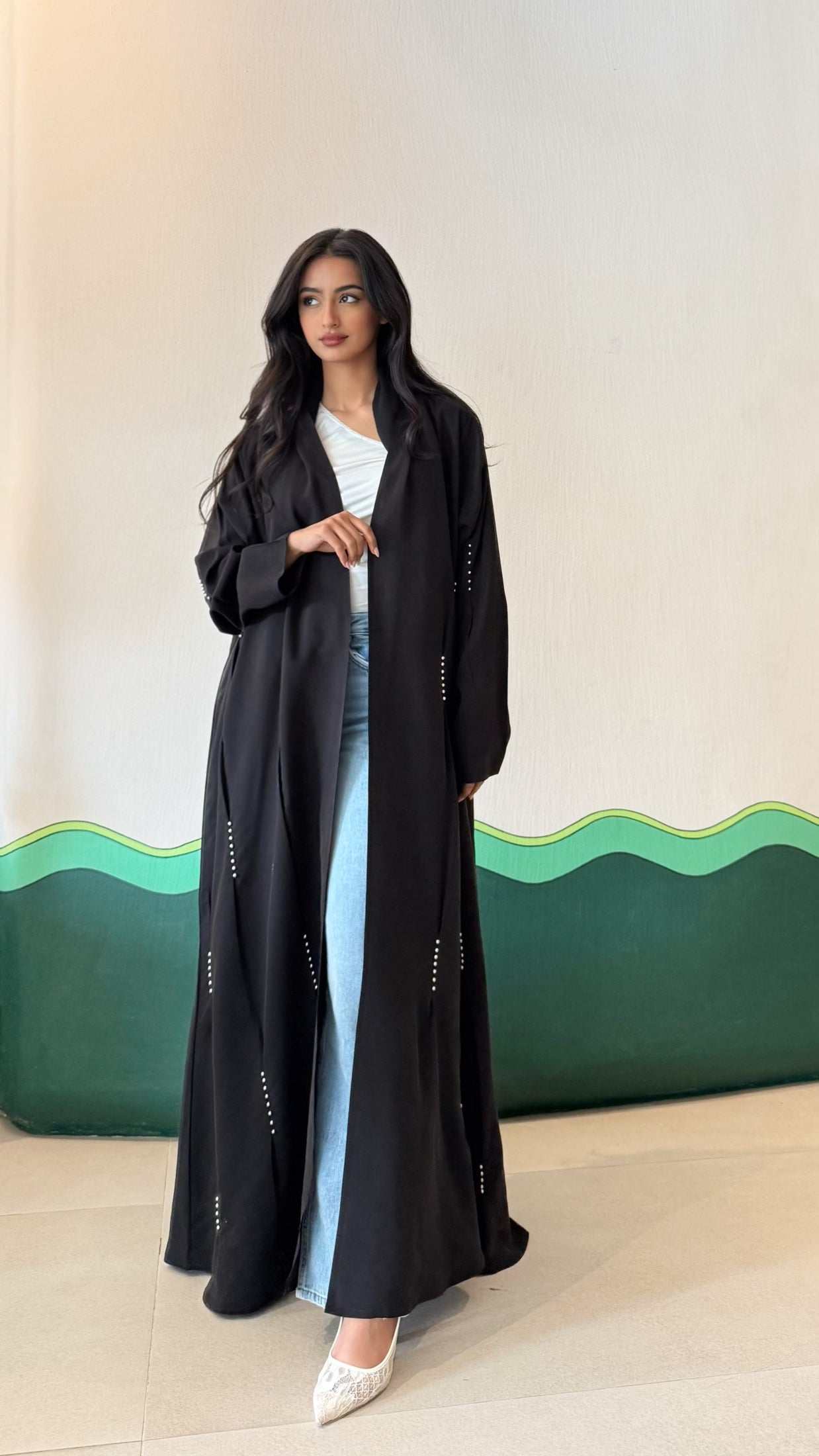 MWT366 - عباية اسود مع شك ابيض - Aya