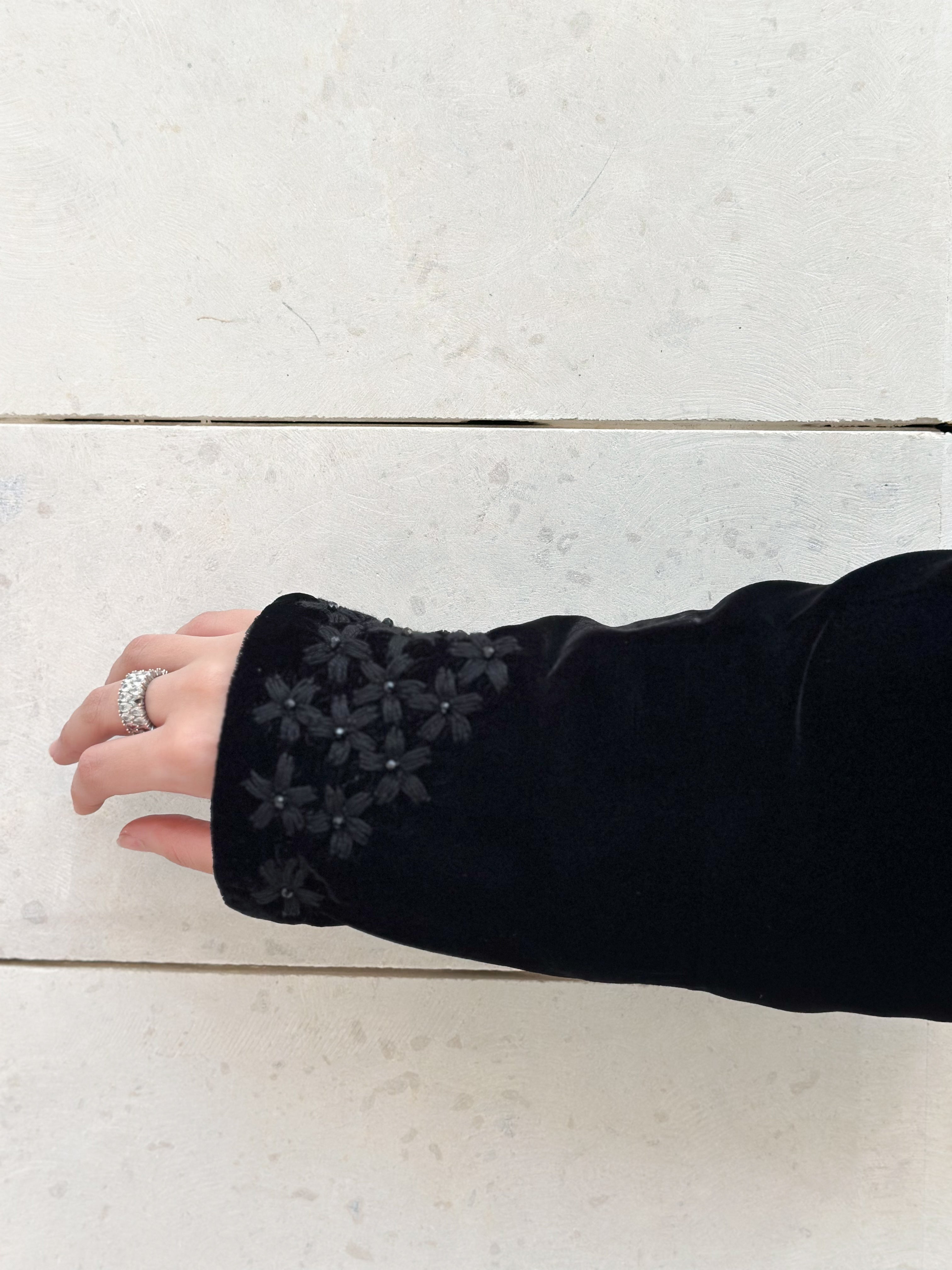 MWT727 - عباية مخمل بتطريز أسود - Aya