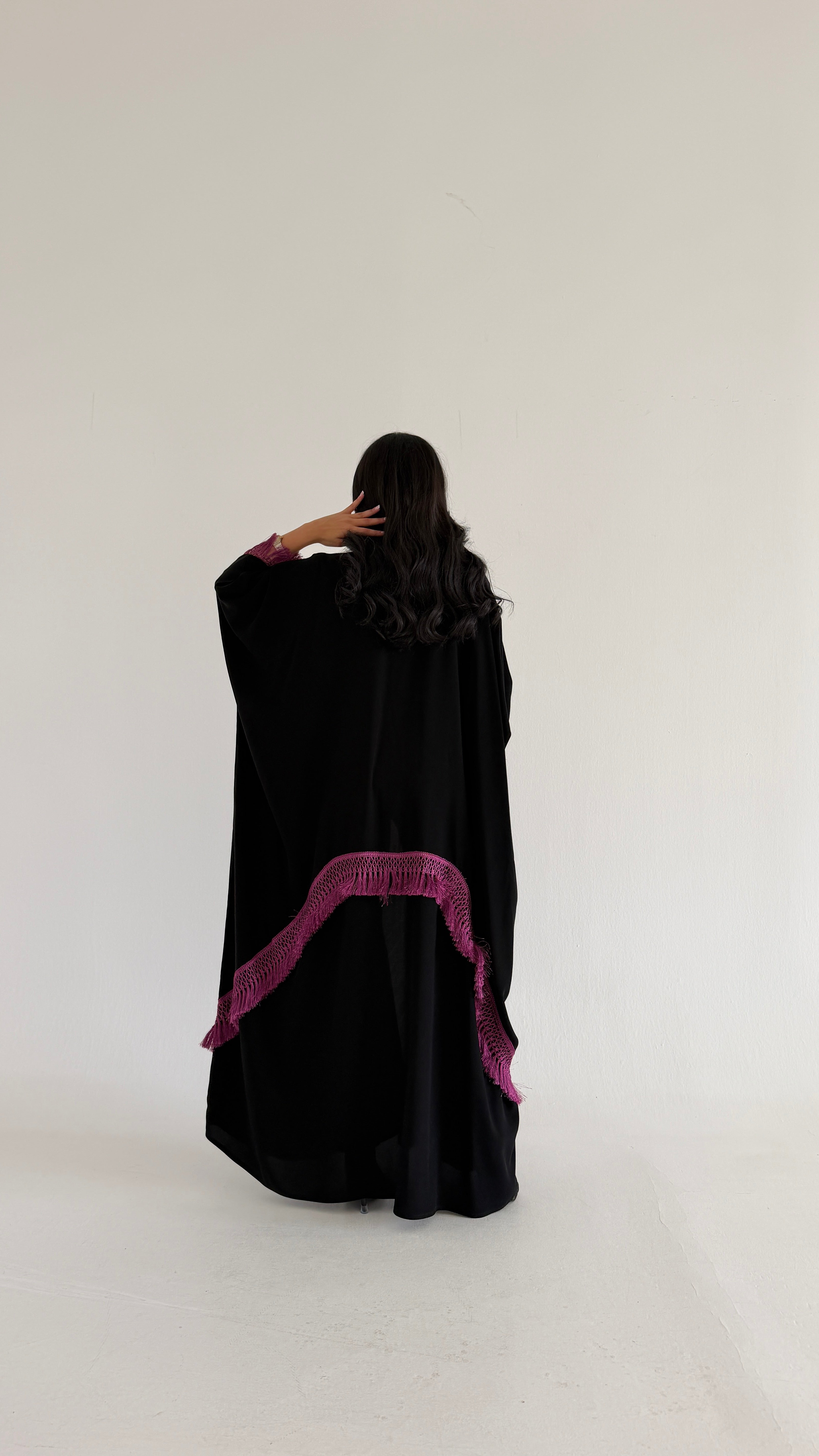 MWT2011 -عباية كريب اسود مع تدخيله دانتيل - Aya