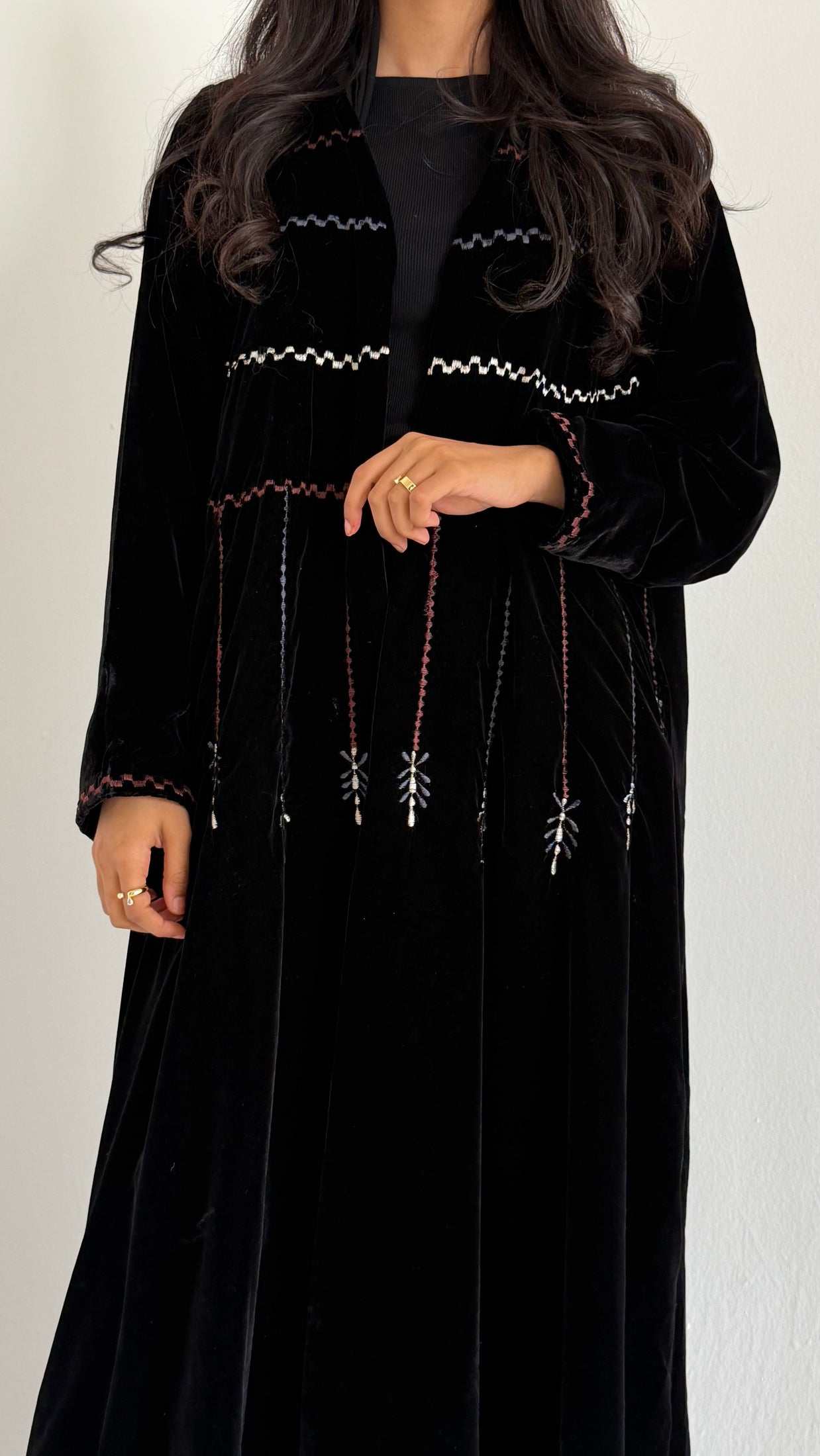 MWT728 - عباية مخمل بتطريز الوان - Aya