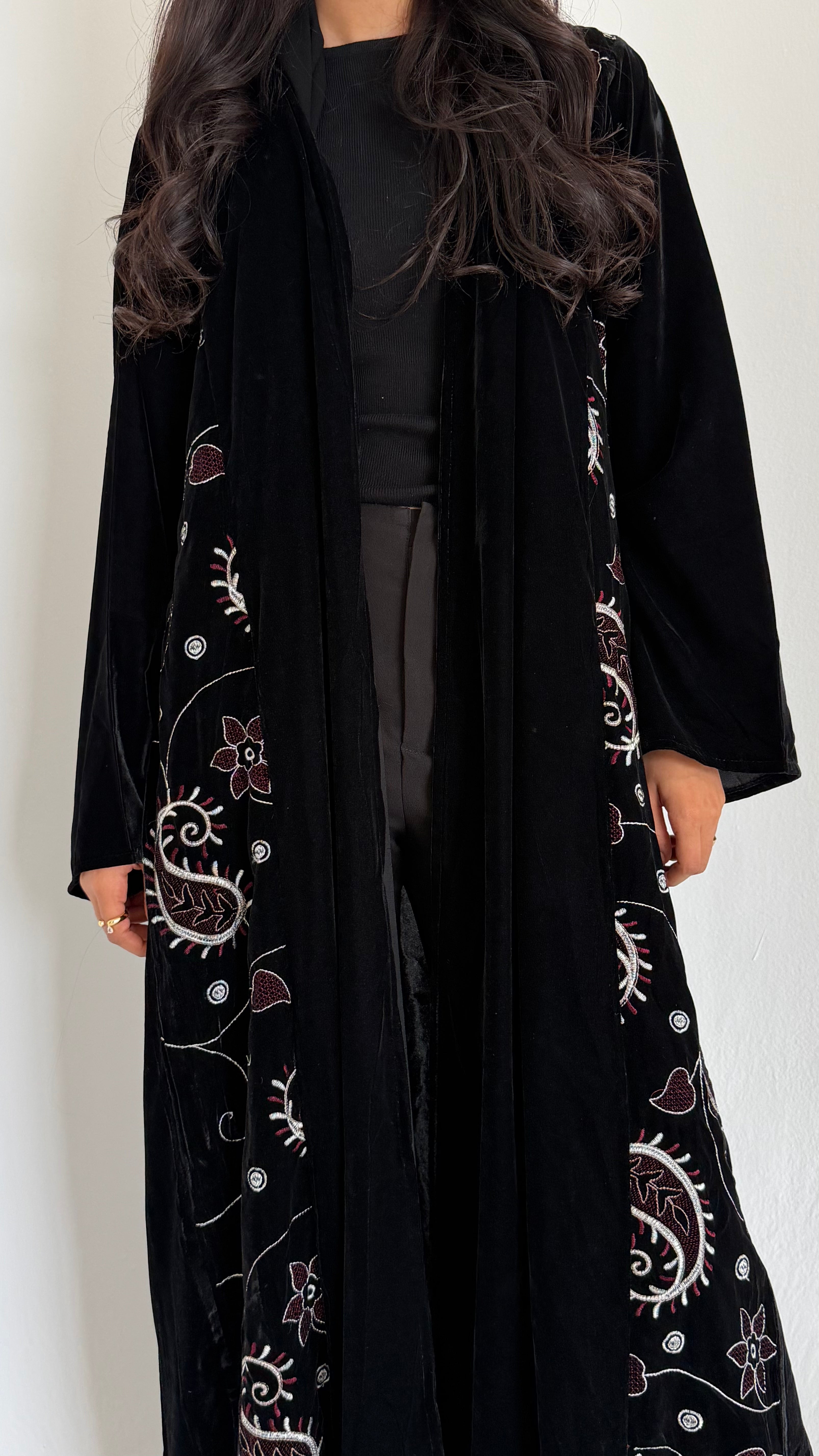 MW1802 - عباية مخمل مع اضافة تطريز كمبويتر على الجوانب