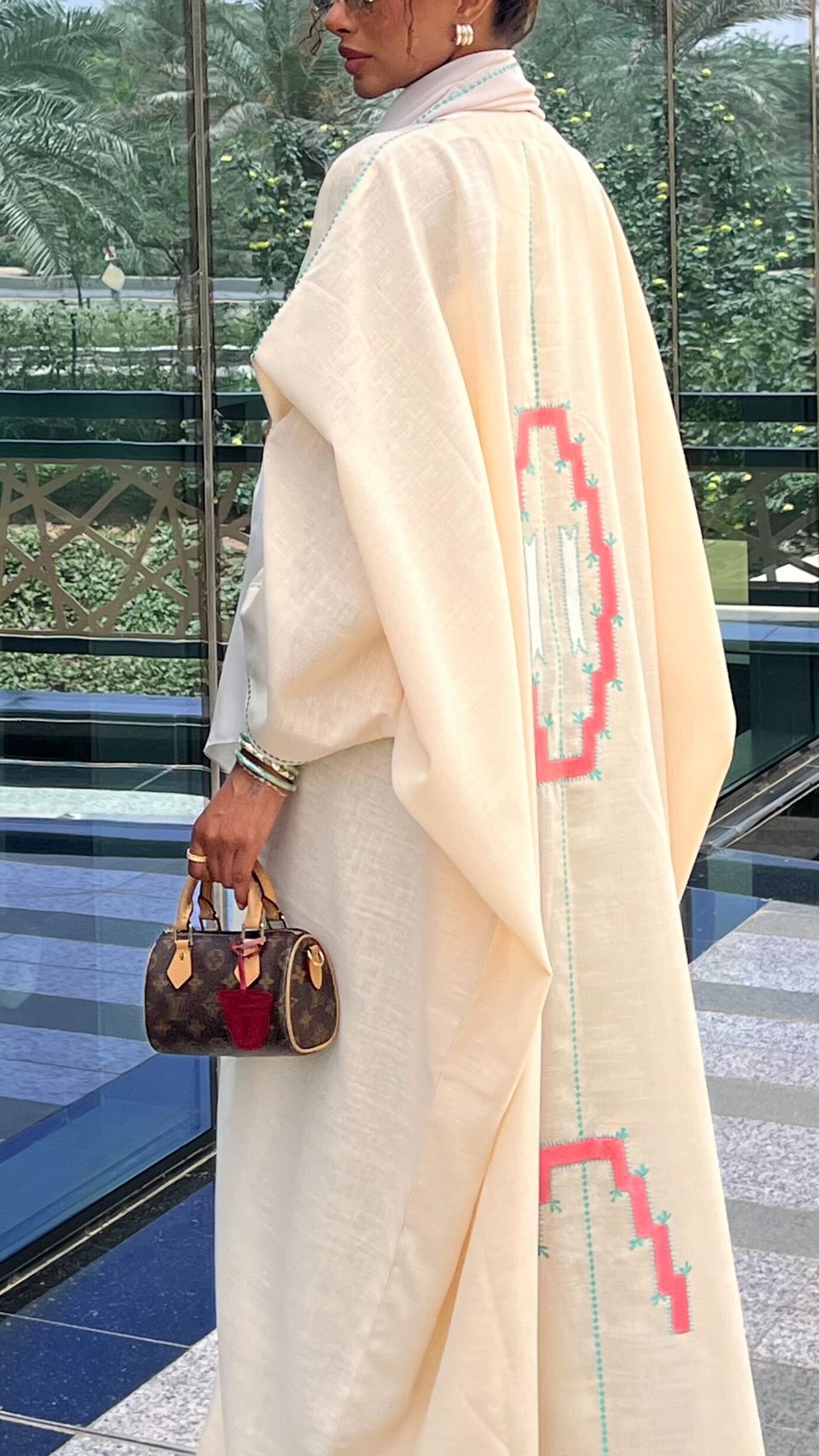 MW1350 - عباية فراشة بلون البيج مطرزة من الخلف وعلى الأطراف - Aya