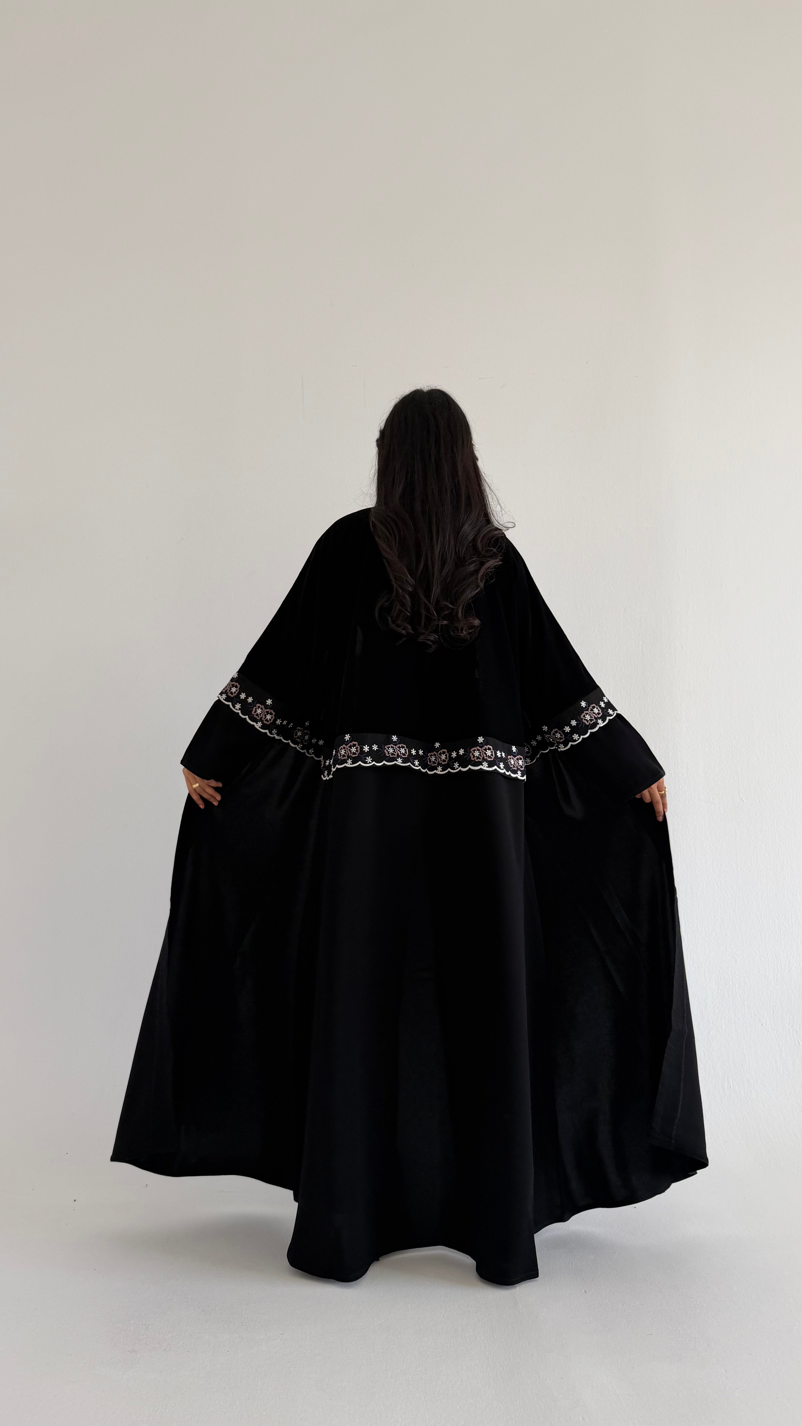 MW1777 - عباية مخمل من تحت قماش كريب الرياض كلفه تطريز كمبيوتر