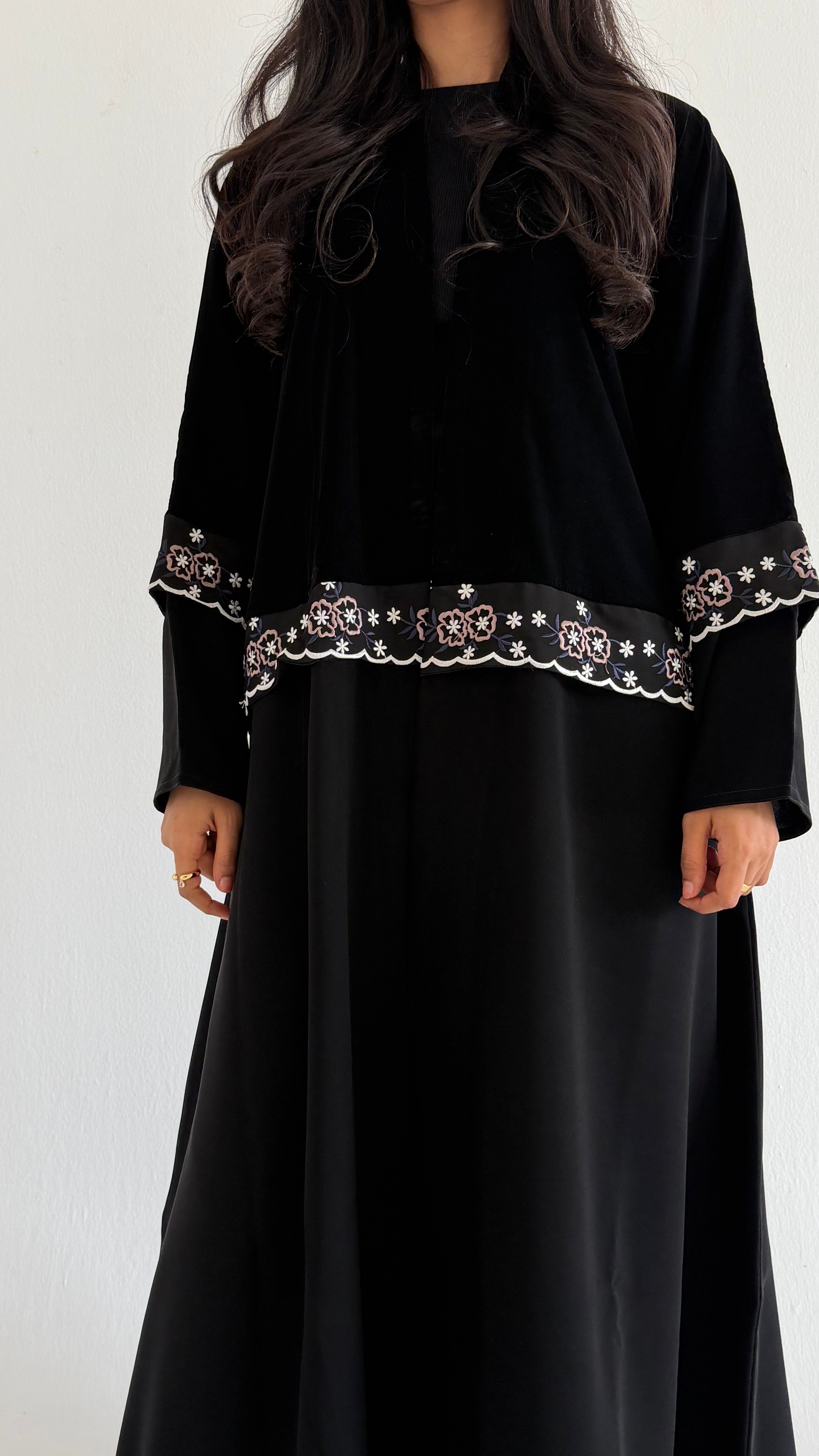 MW1777 - عباية مخمل من تحت قماش كريب الرياض كلفه تطريز كمبيوتر