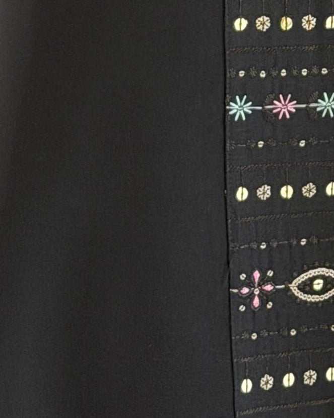 MWT1129 - عباية اسود بتدخيلة لينن تطريز - Aya