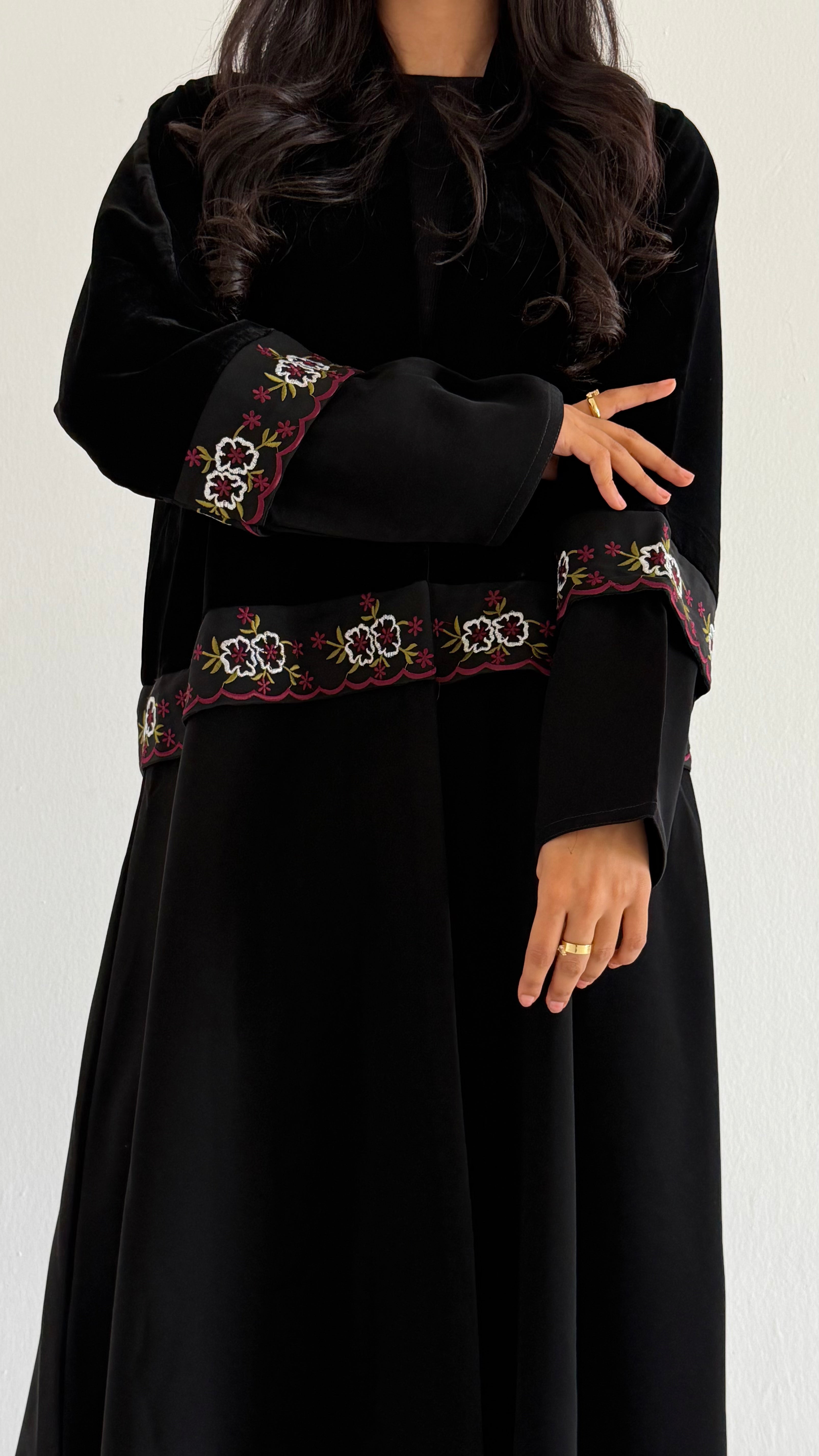 MW1779 - عباية مخمل من تحت قماش كريب الرياض كلفه تطريز كمبيوتر