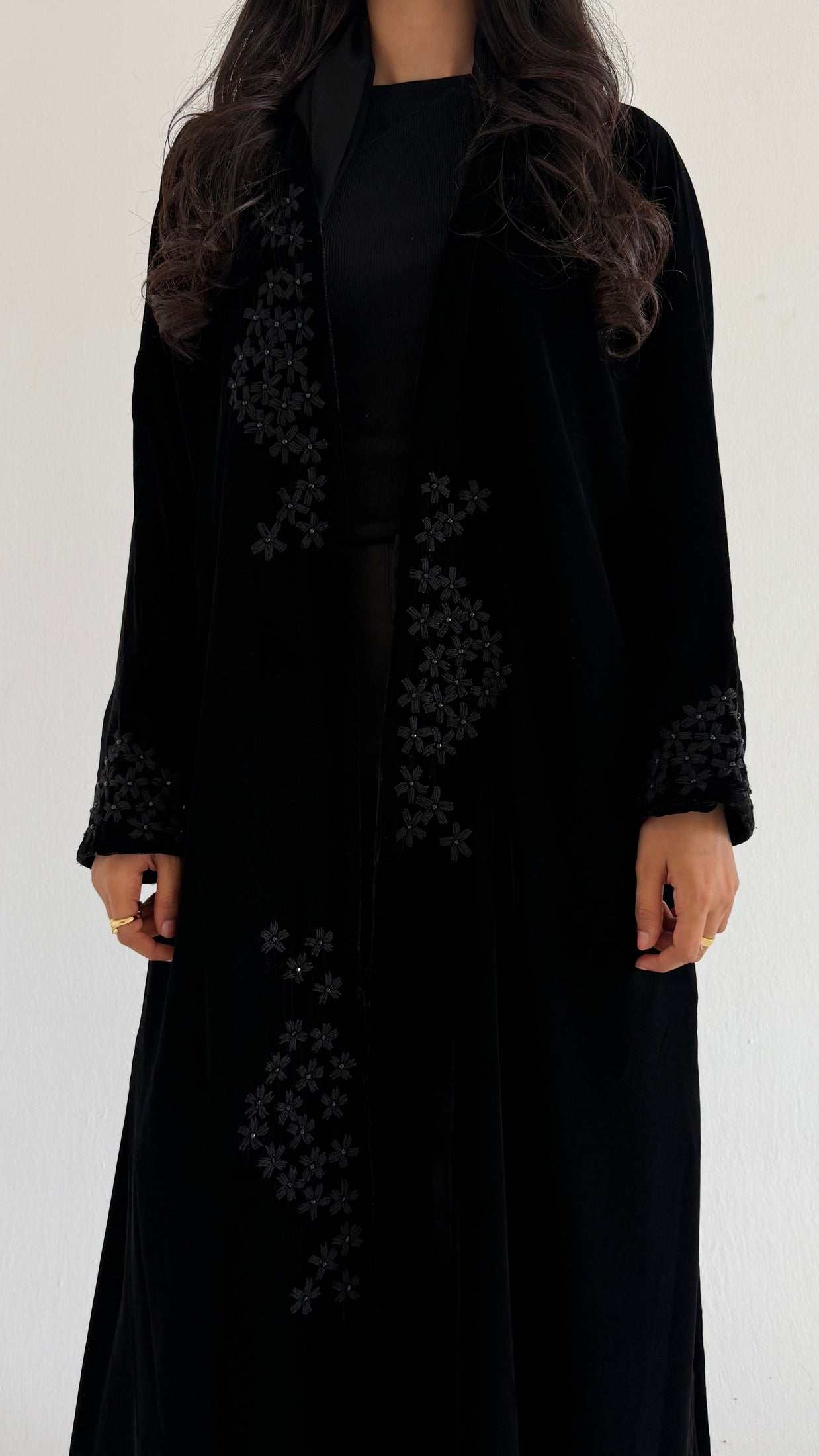 MWT727 - عباية مخمل بتطريز أسود - Aya