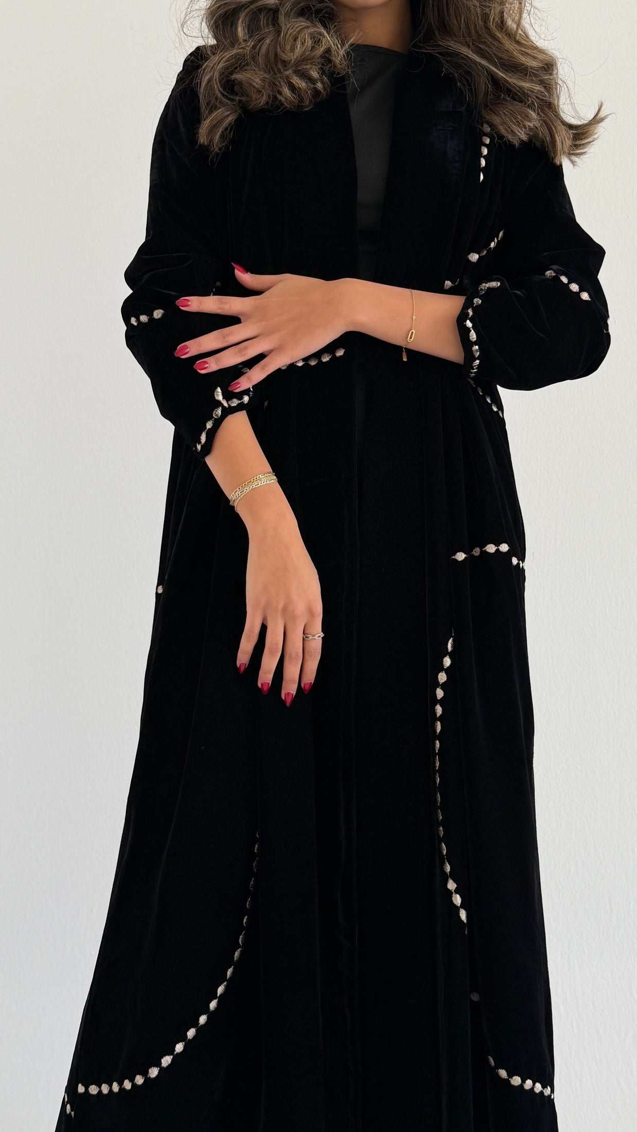 MWT645 - عبايه مخمل اسود تطريز ذهبي - Aya
