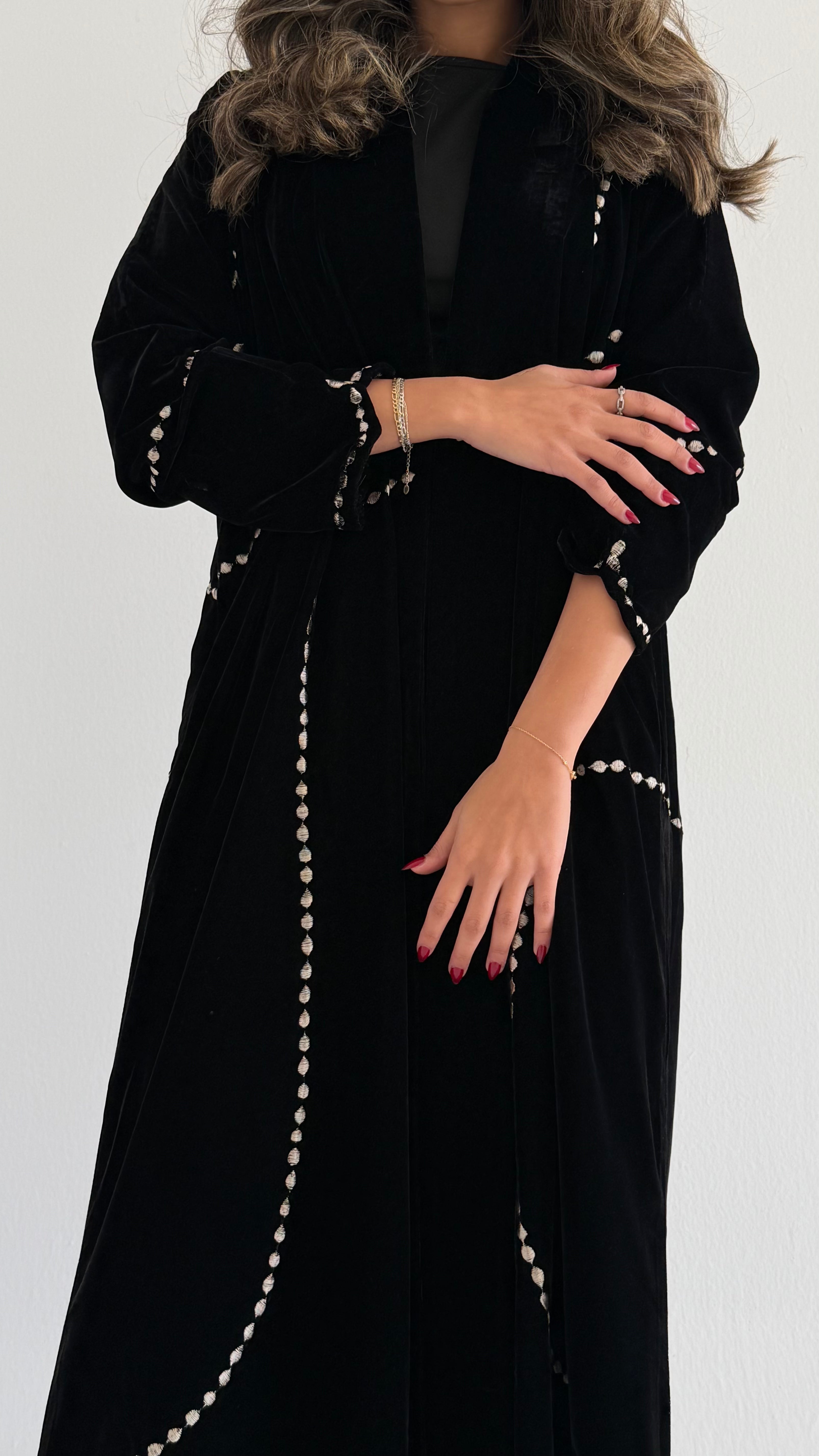 MWT645 - عبايه مخمل اسود تطريز ذهبي