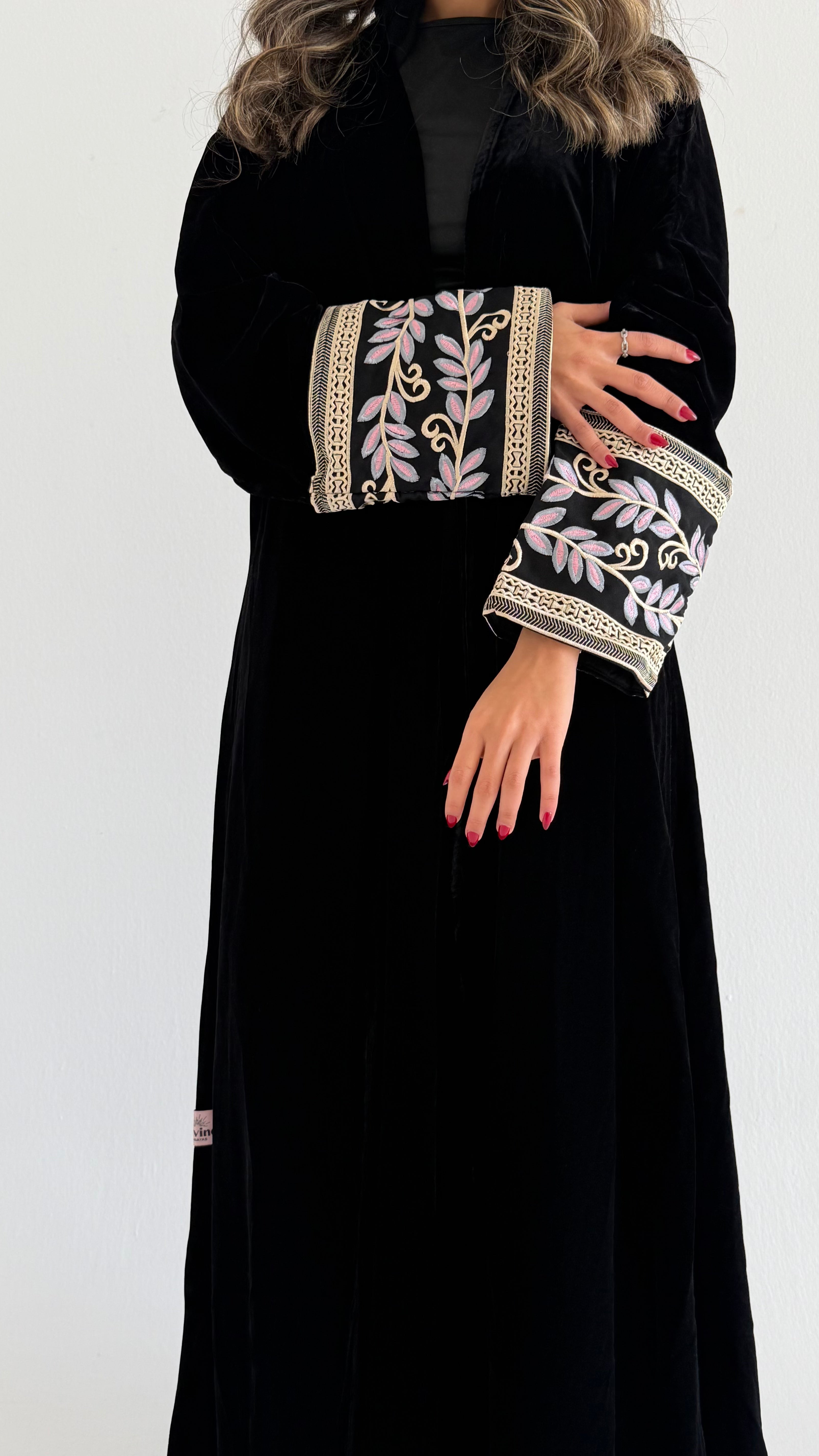 MWT630 - عباية مخمل مع تطريز بالاكمام - Aya