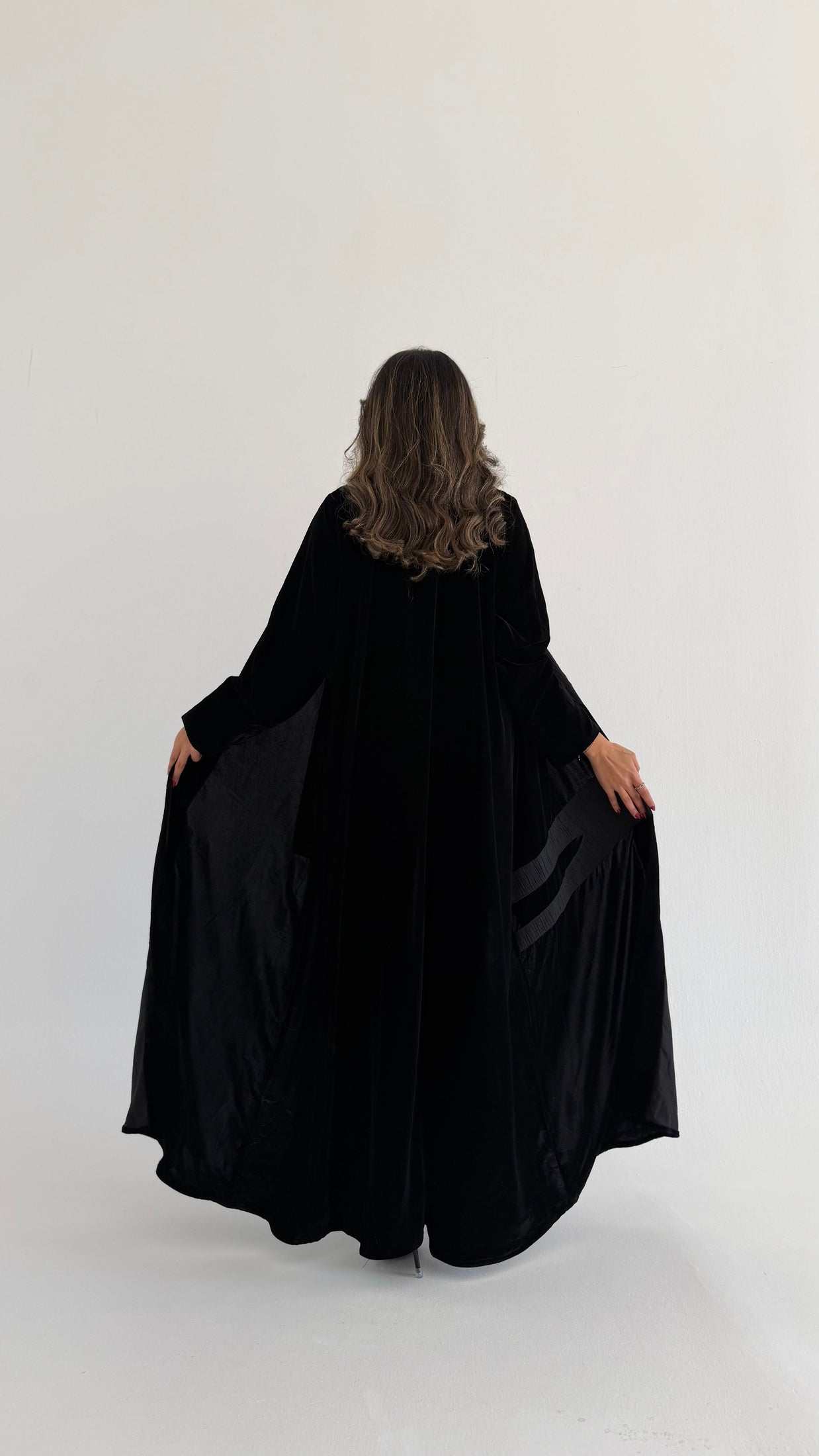 MWT644 - عباية مخمل مع تدخيلة جاكار - Aya