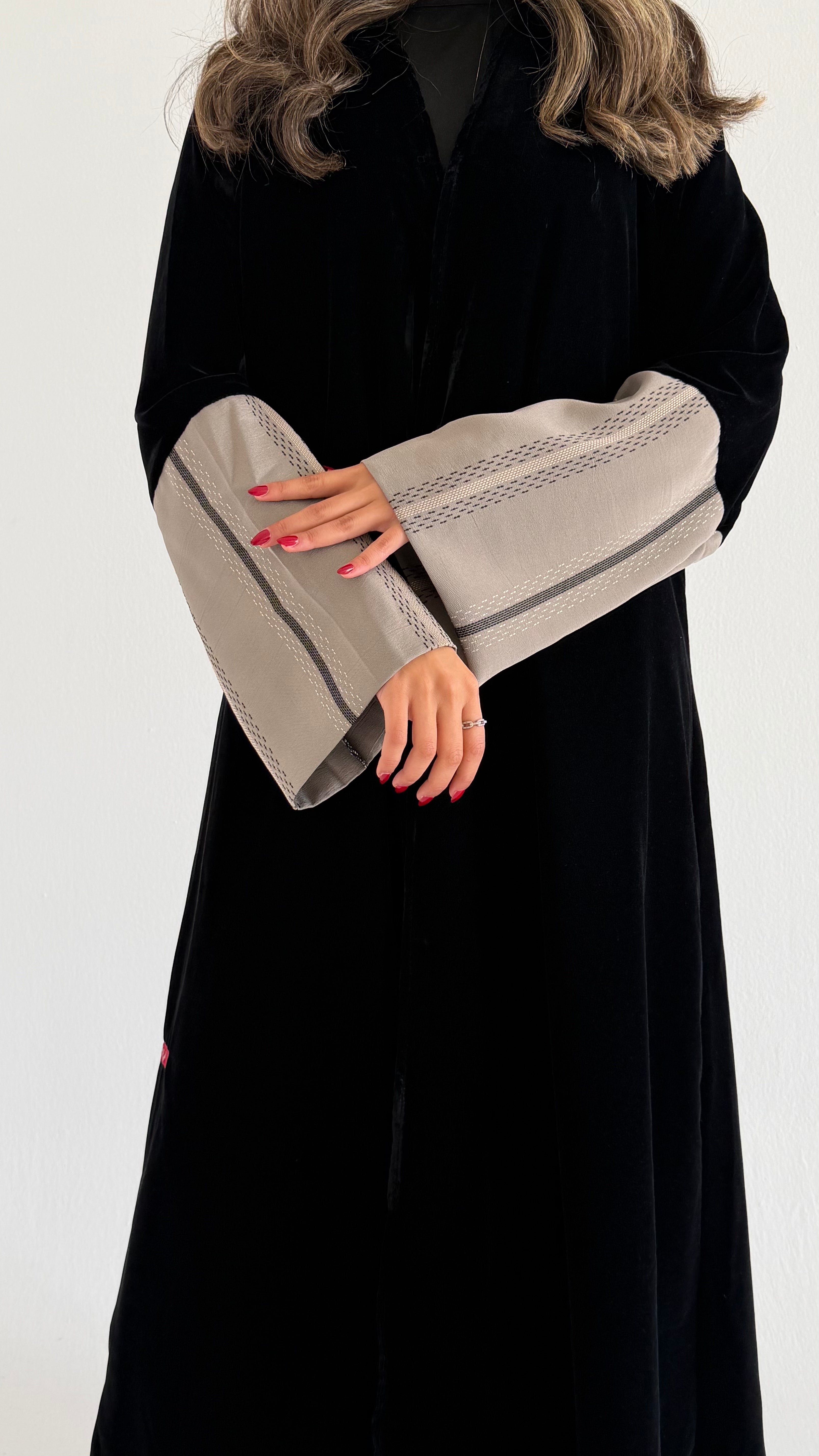 MW1843 - عباية مخمل مع اضافة تدخيلة الجاكار المطرز ليمنحك اطلالة راقية وعصرية