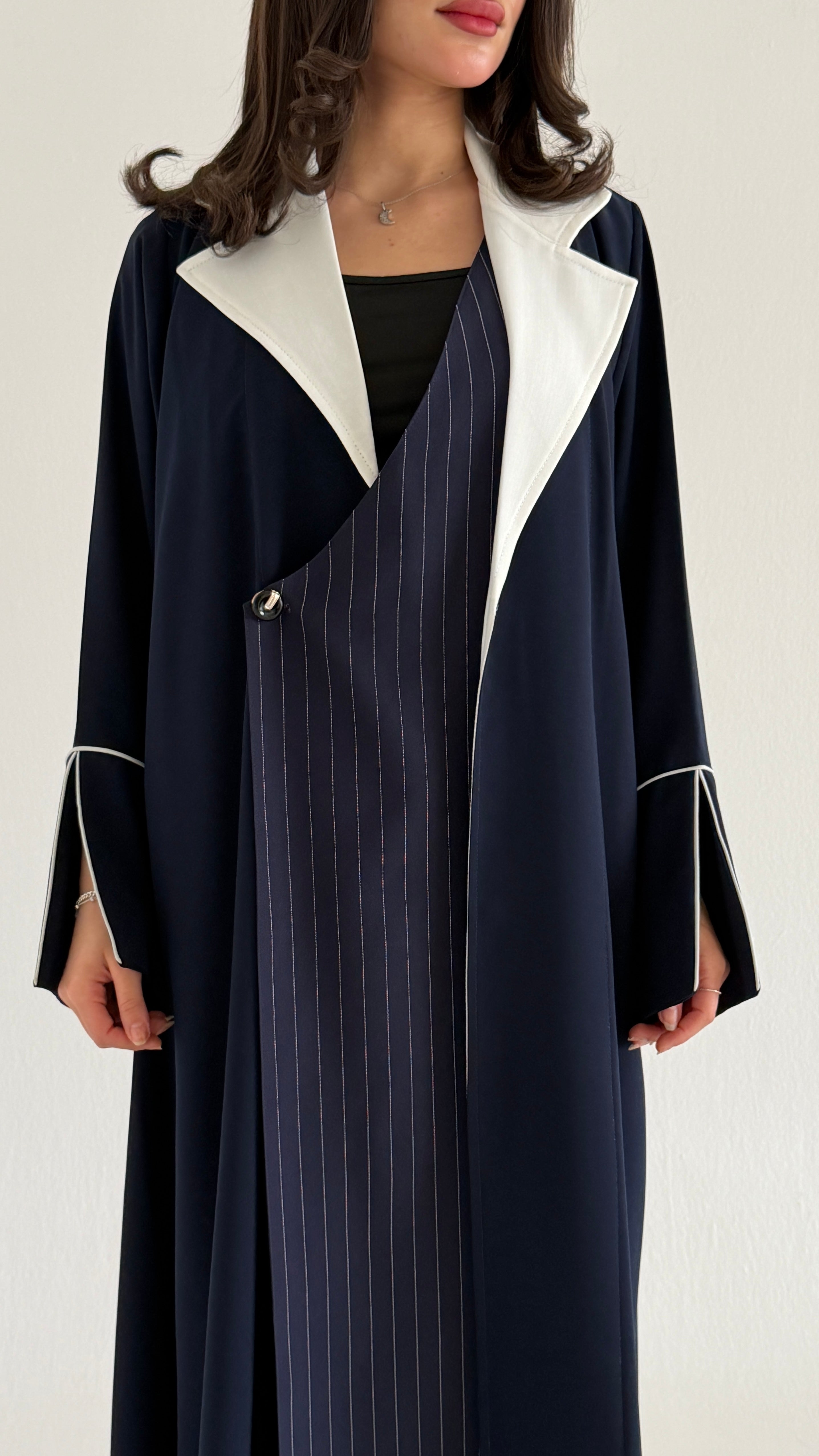 MW2103 - عباية بليزر بخامة راقيه من كريب والمخطط - Aya