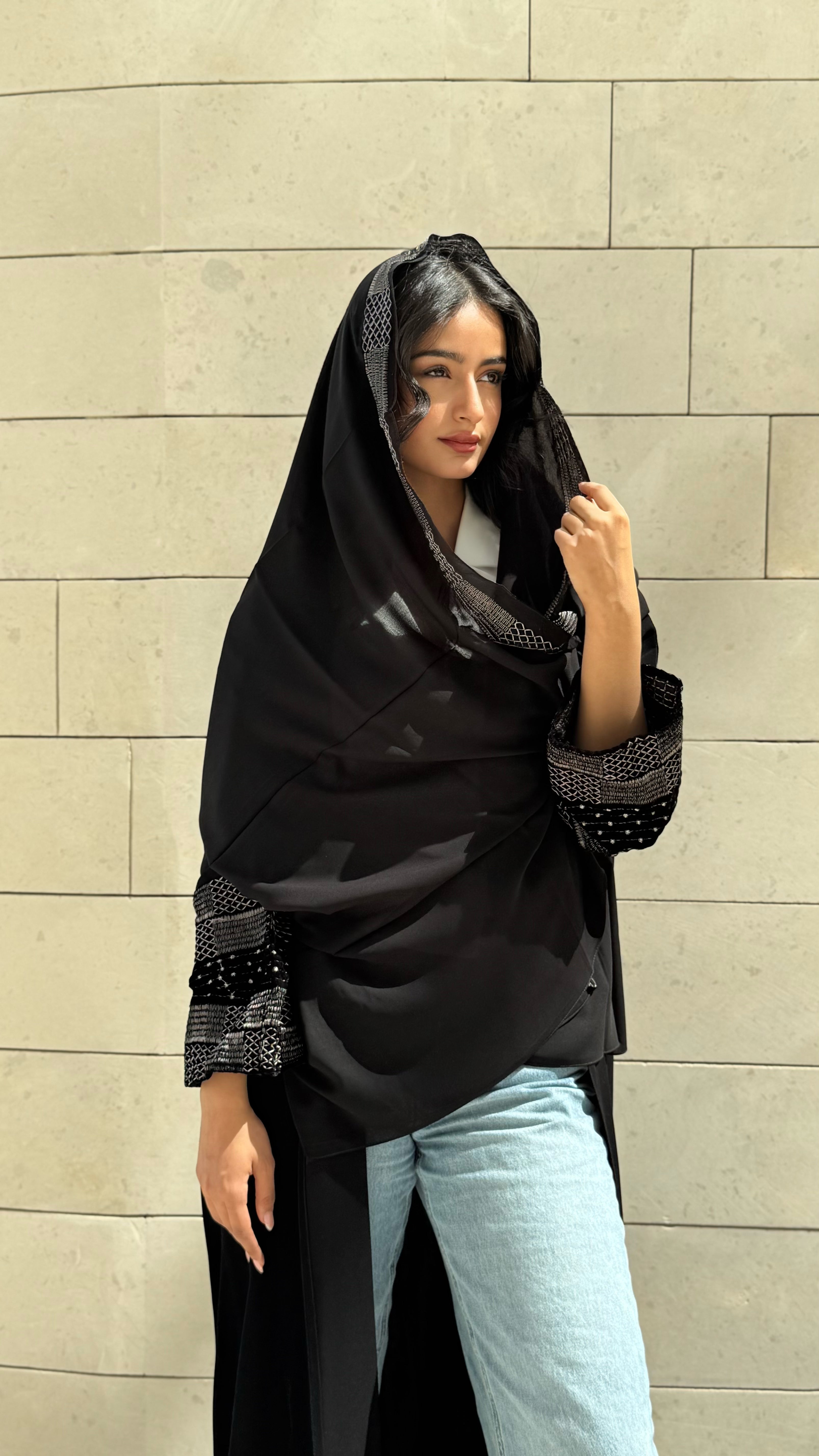 MW1748- عباية كريب مع اضافة اكمام مخمل
