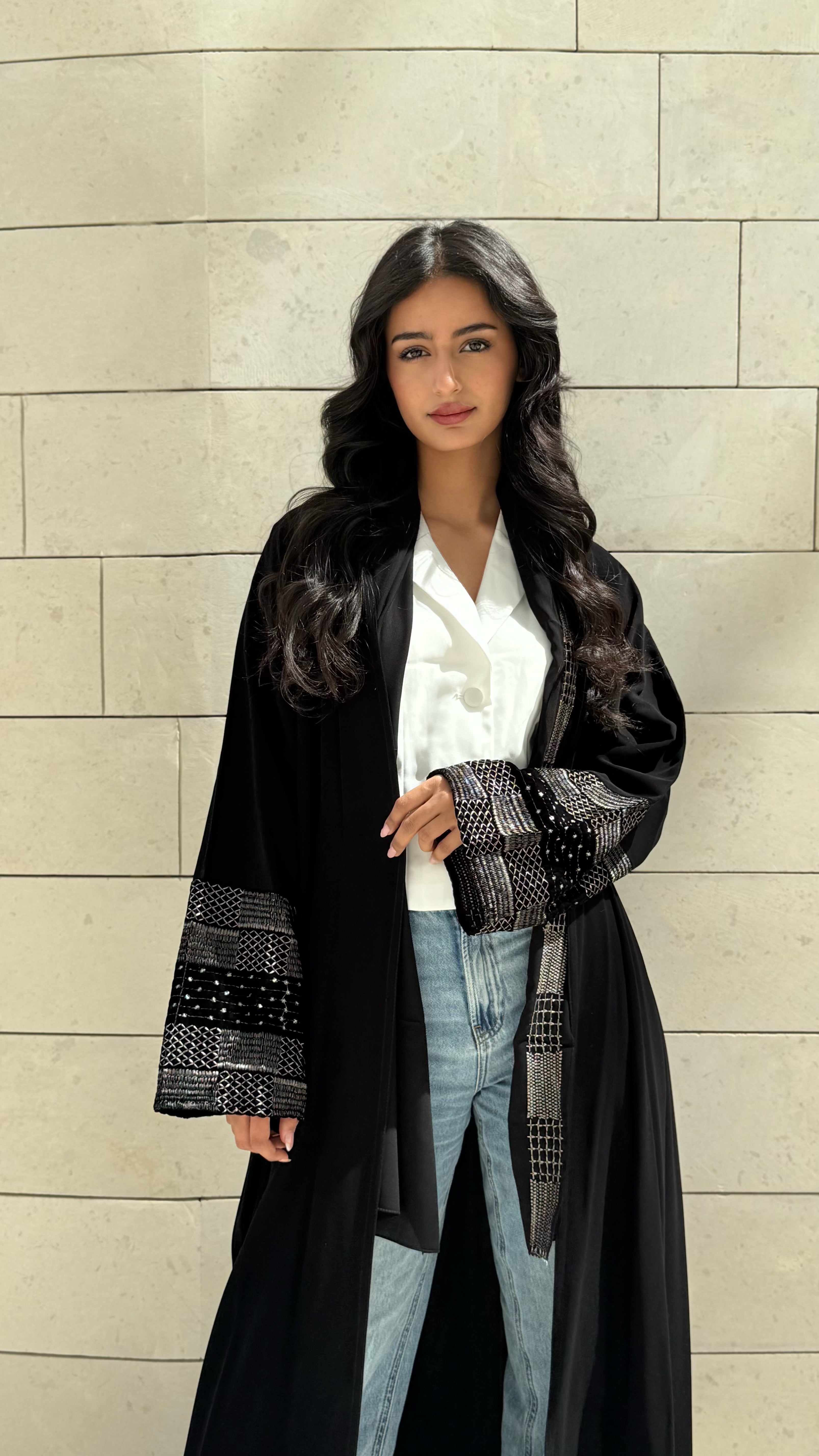 MW1748- عباية كريب مع اضافة اكمام مخمل - Aya