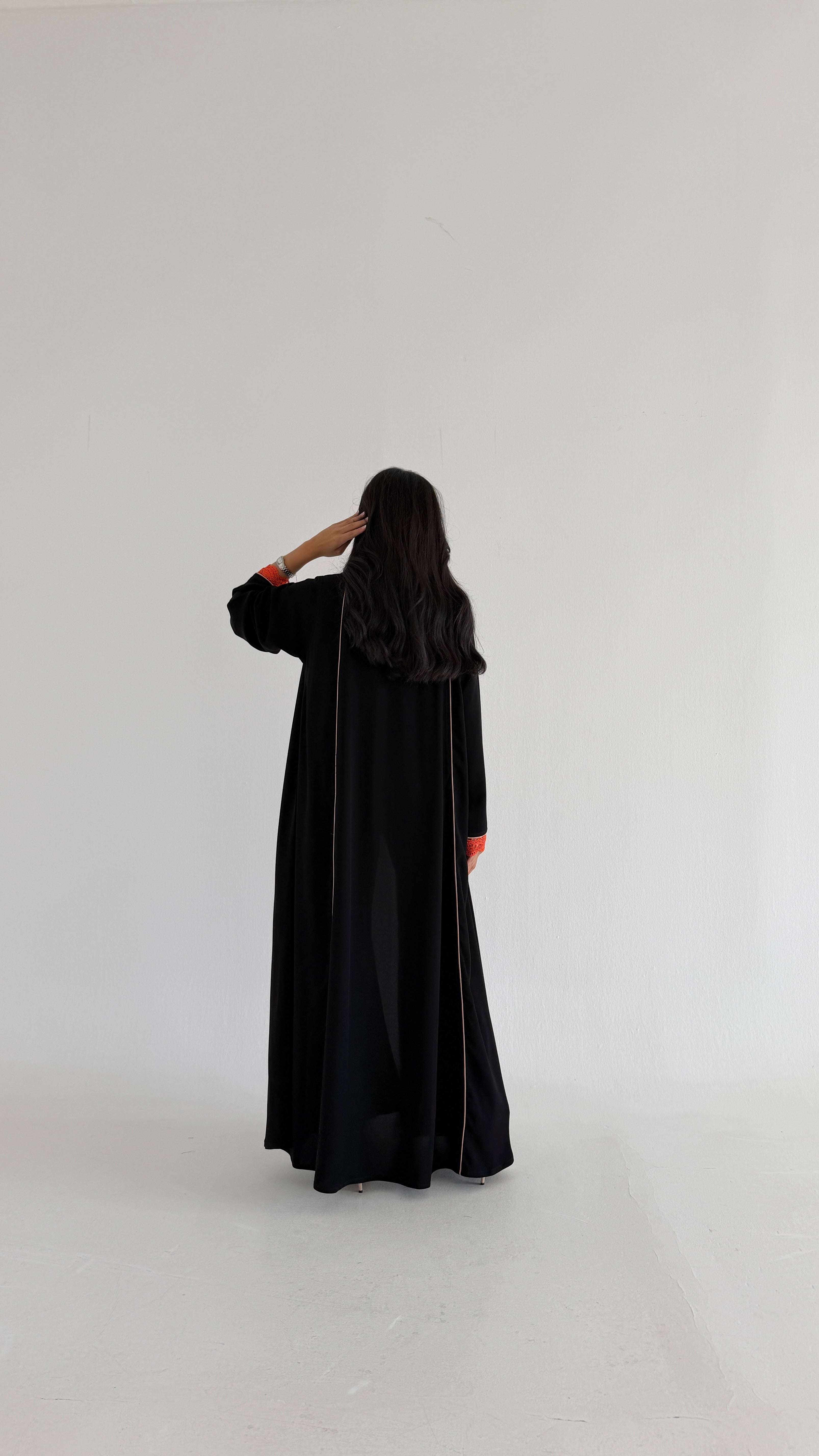 MWT1102 - عباية اسود بتدخيلة كلفه وقيطان وردي - Aya