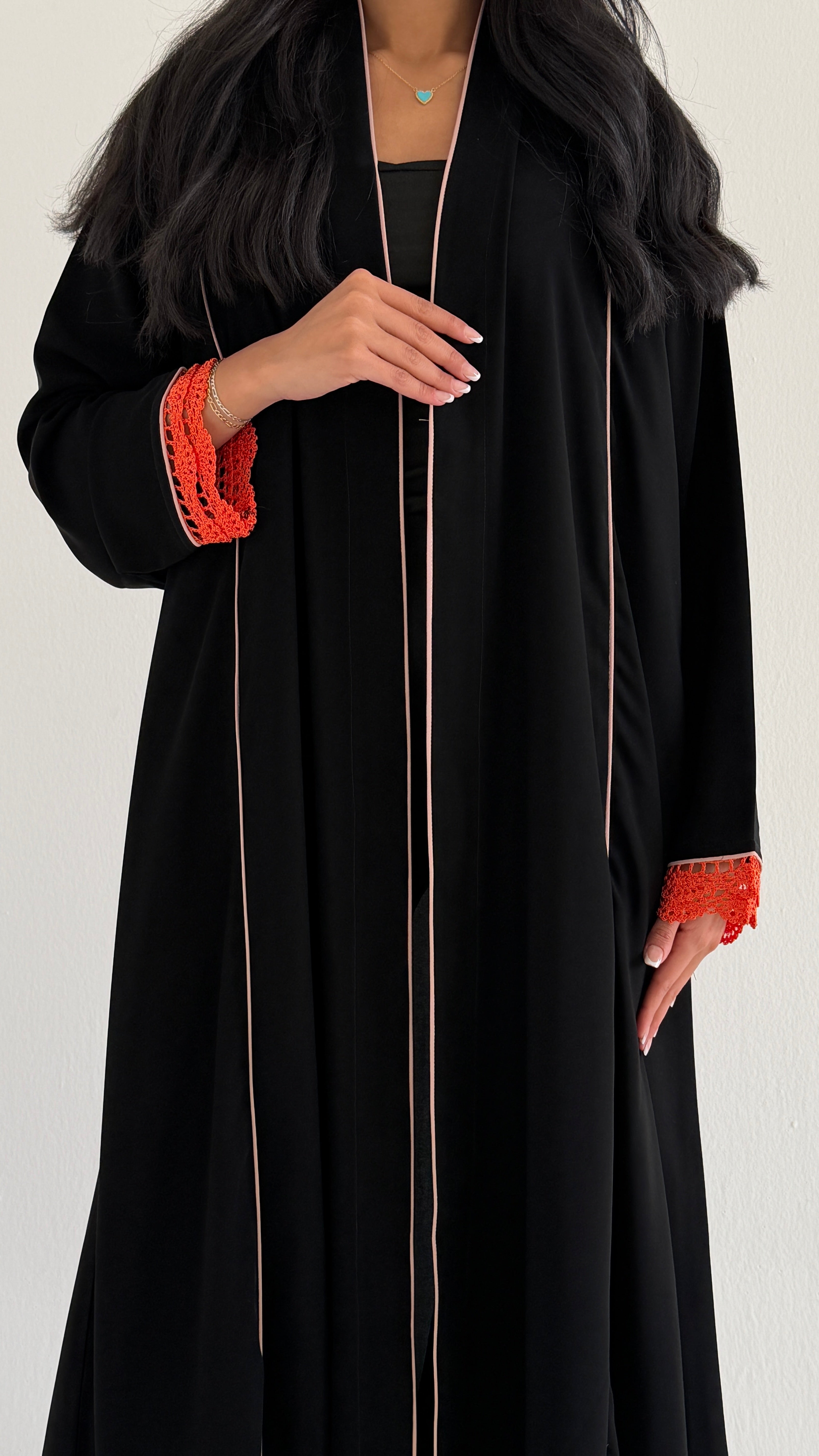 MWT1102 - عباية اسود بتدخيلة كلفه وقيطان وردي - Aya