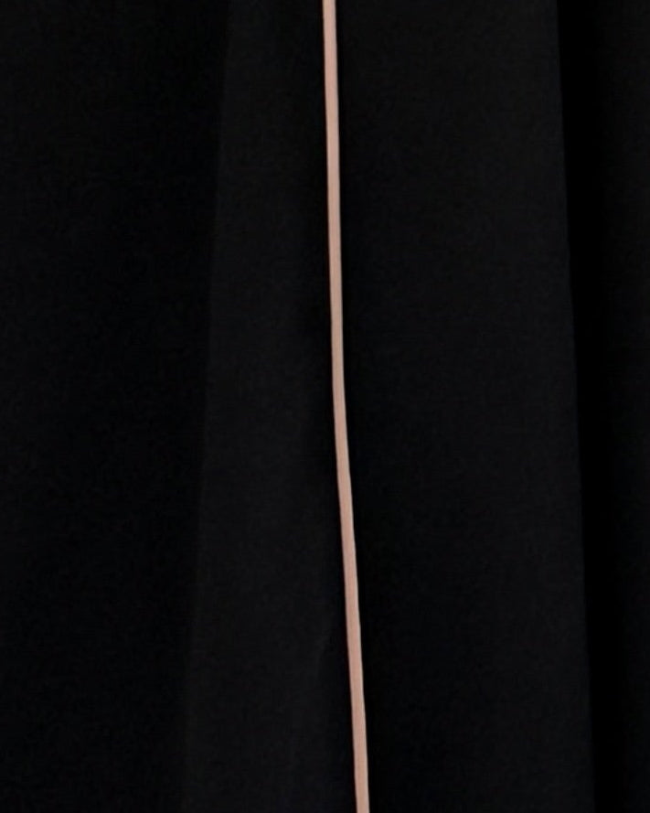 MWT1102 - عباية اسود بتدخيلة كلفه وقيطان وردي - Aya