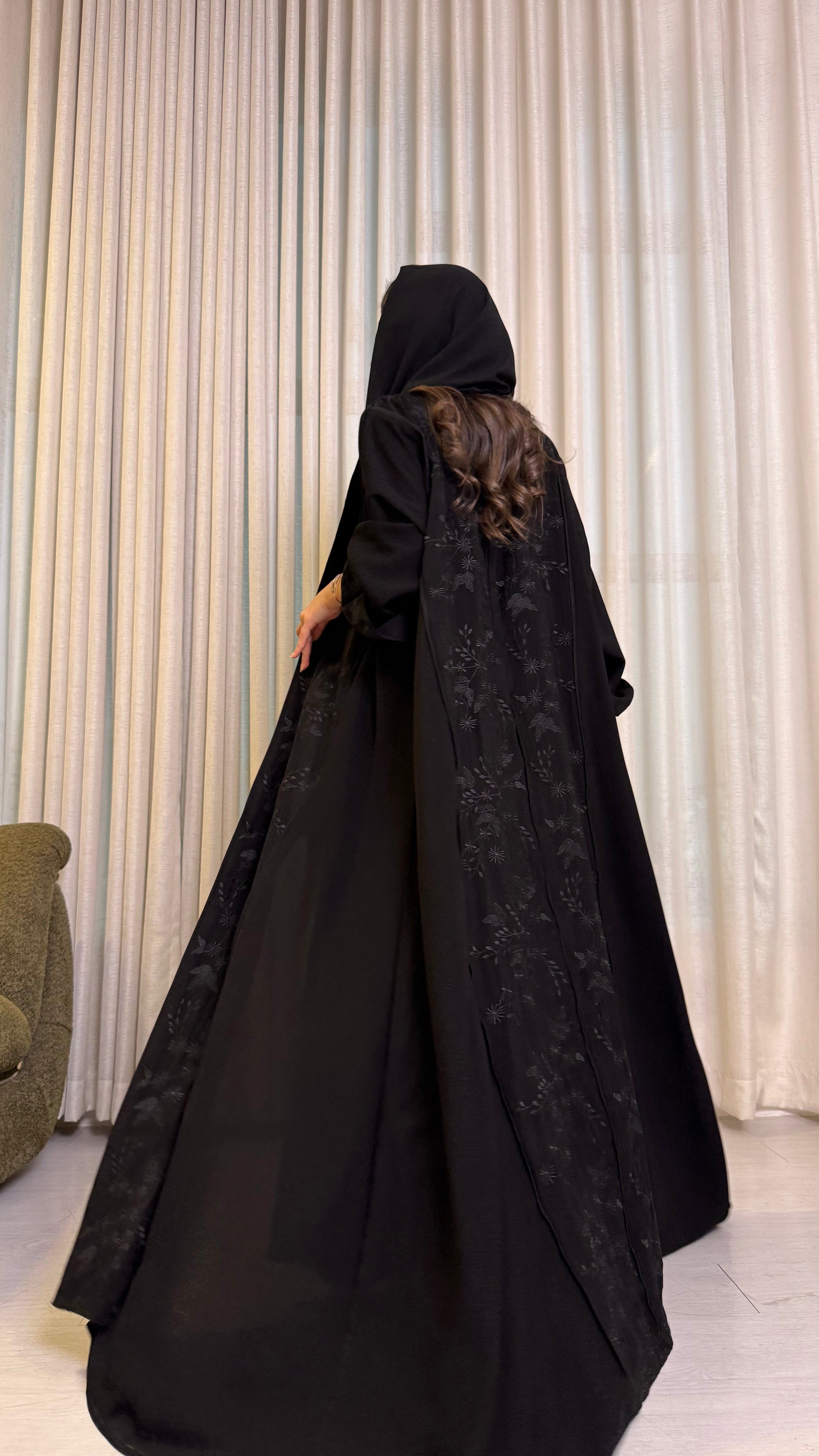 MW1556 - Back Charm | عباية سوداء مطرزة من الجهتين بتفاصيل فاخرة