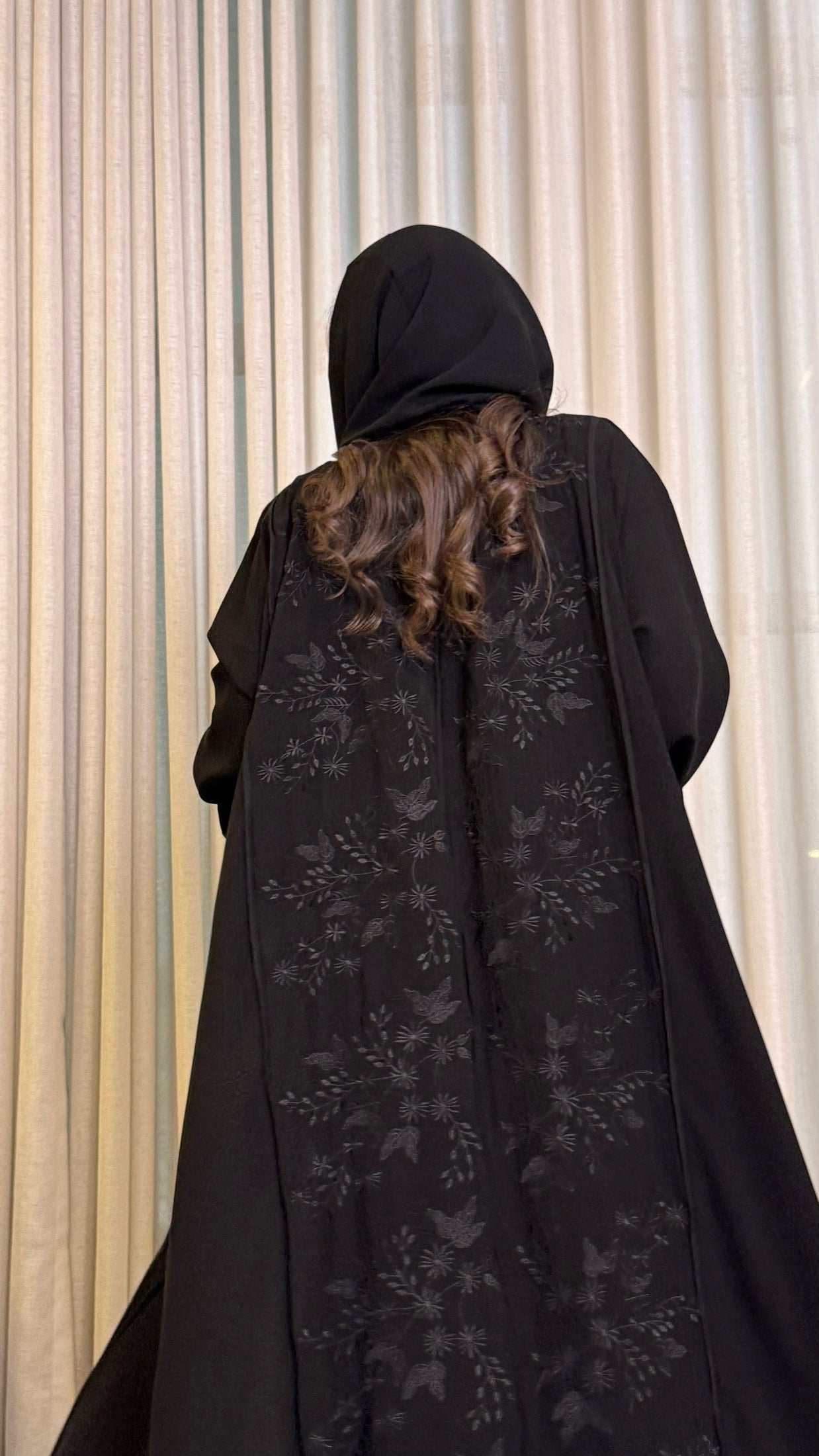 MW1556 - Back Charm | عباية سوداء مطرزة من الجهتين بتفاصيل فاخرة - Aya