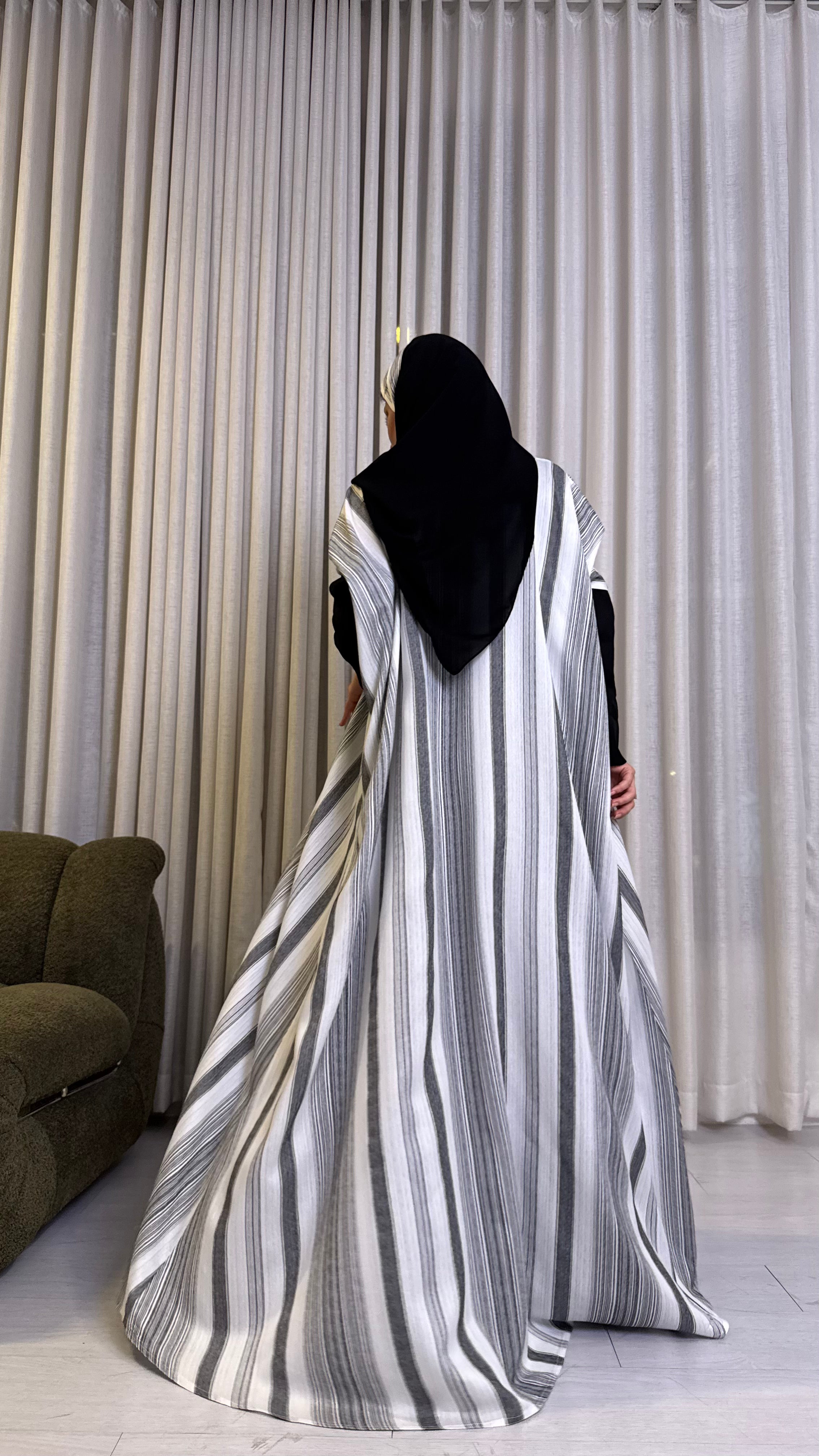 MWT303 - عبايه لنن مقلم ولنن اسود |Striped Linen Abaya with Black Linen Panels - Aya