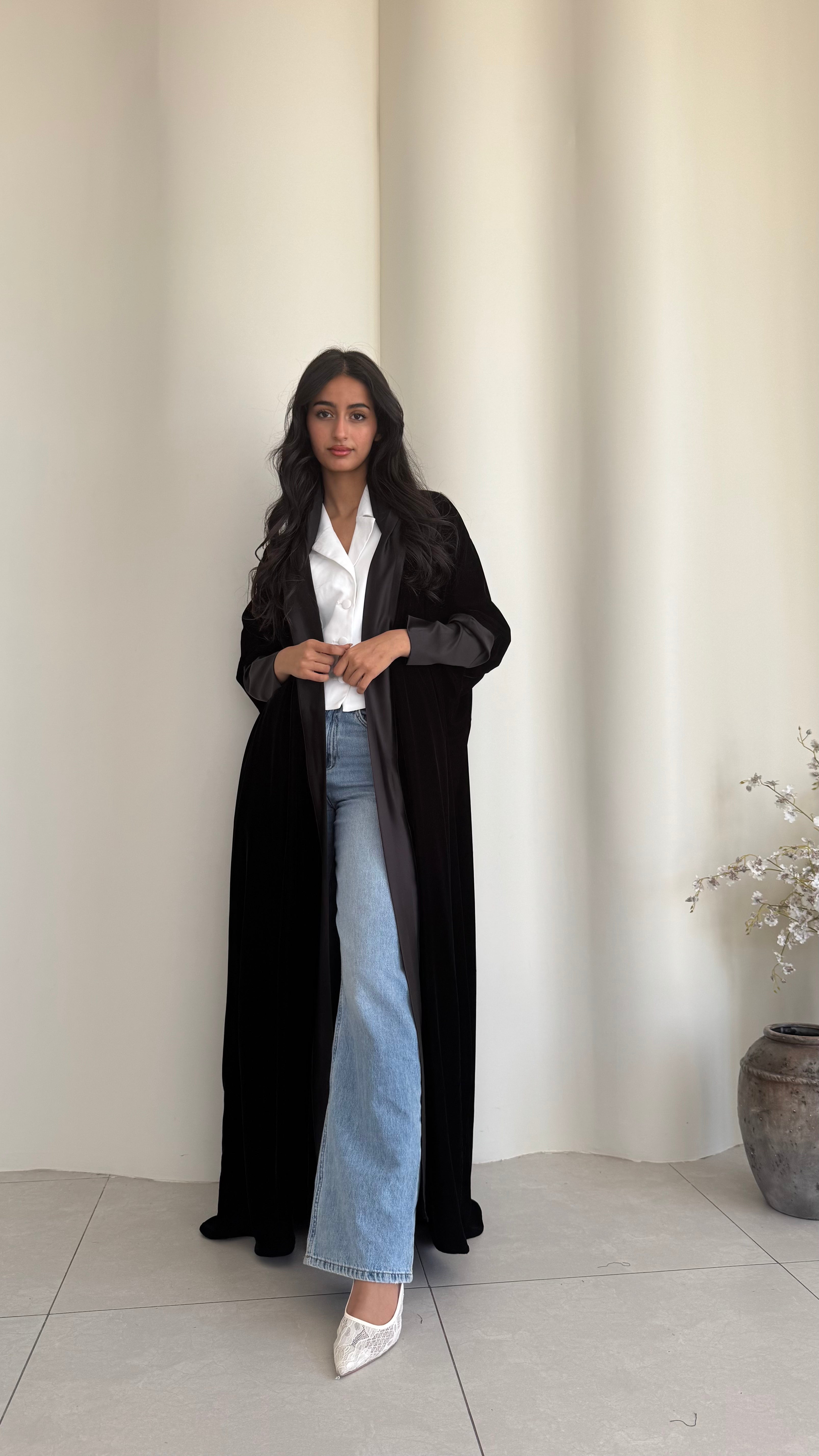 MWT396 - عباية شتوية مخمل مع تدخيله ساتان  اسود