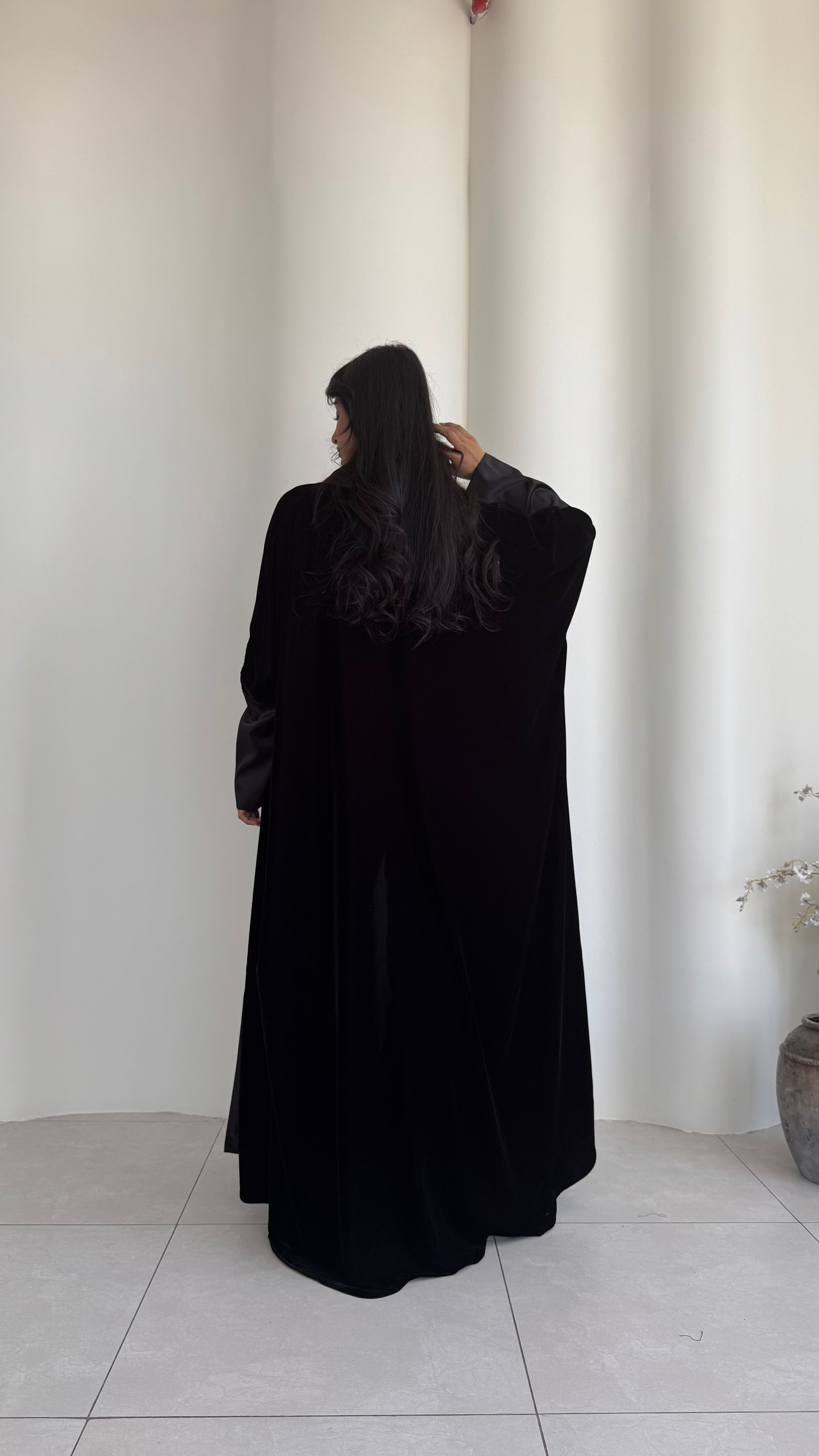 MWT396 - عباية شتوية مخمل مع تدخيله ساتان  اسود