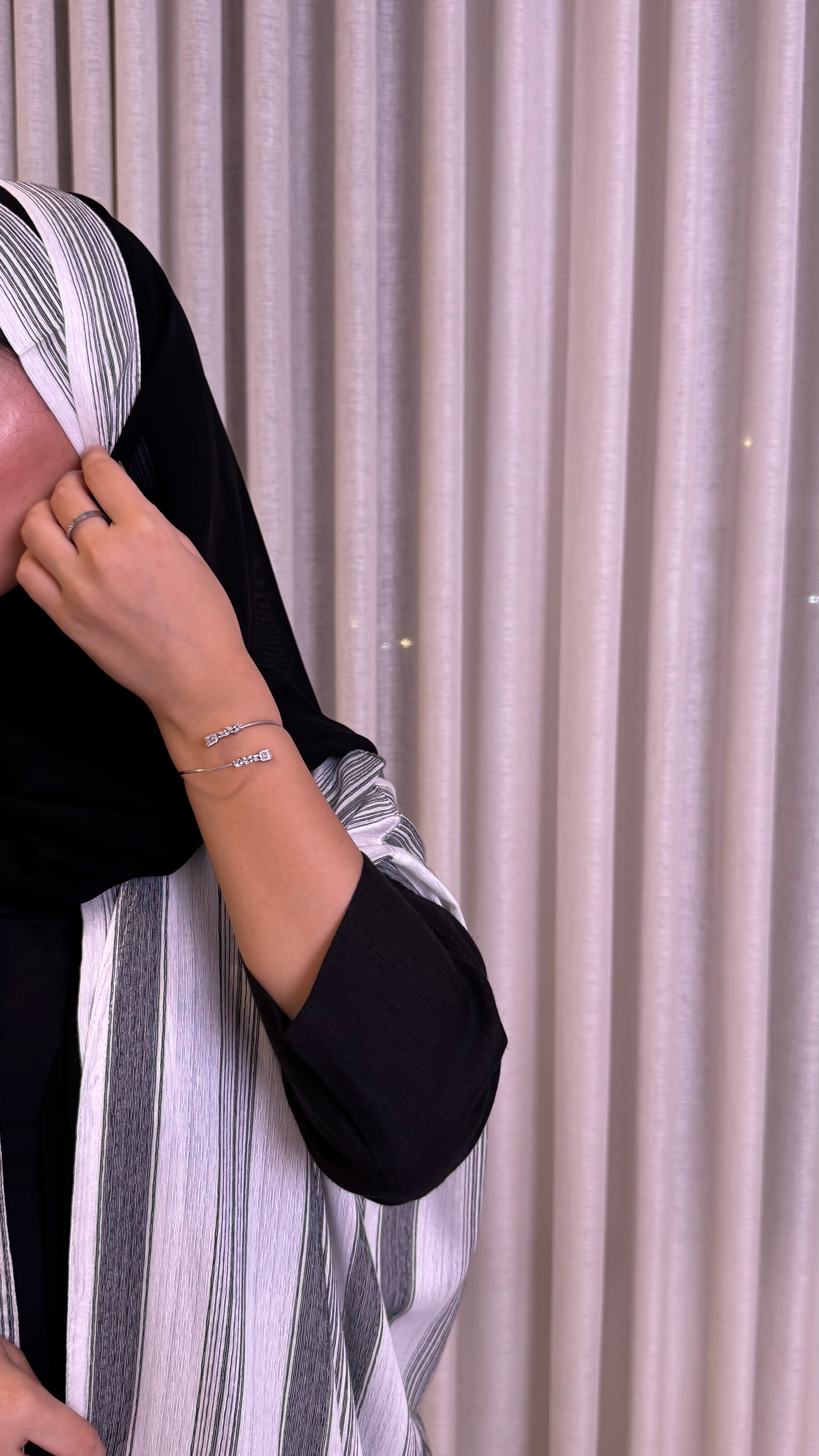MWT303 - عبايه لنن مقلم ولنن اسود |Striped Linen Abaya with Black Linen Panels - Aya