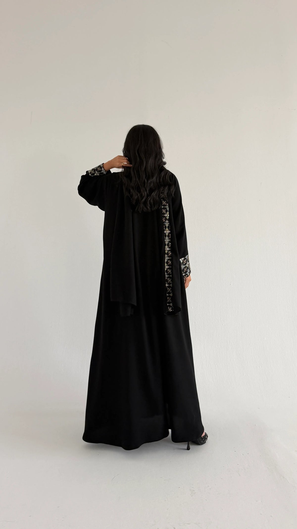 MWT5244 - عباية اسود يومية مع قماش تطريز