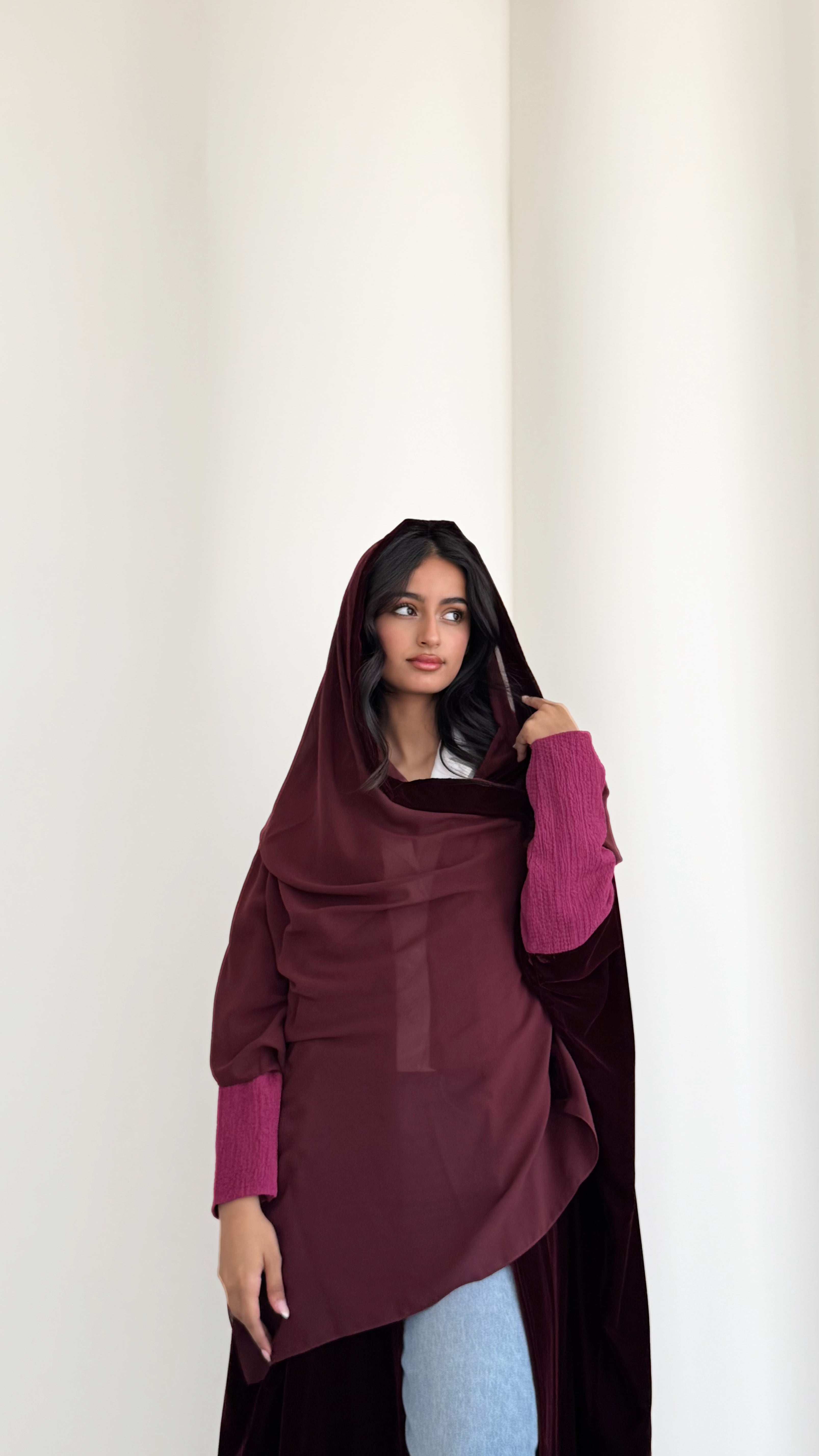 MWT531 - عباية مخمل عنابي بأكمام استريتش - Aya