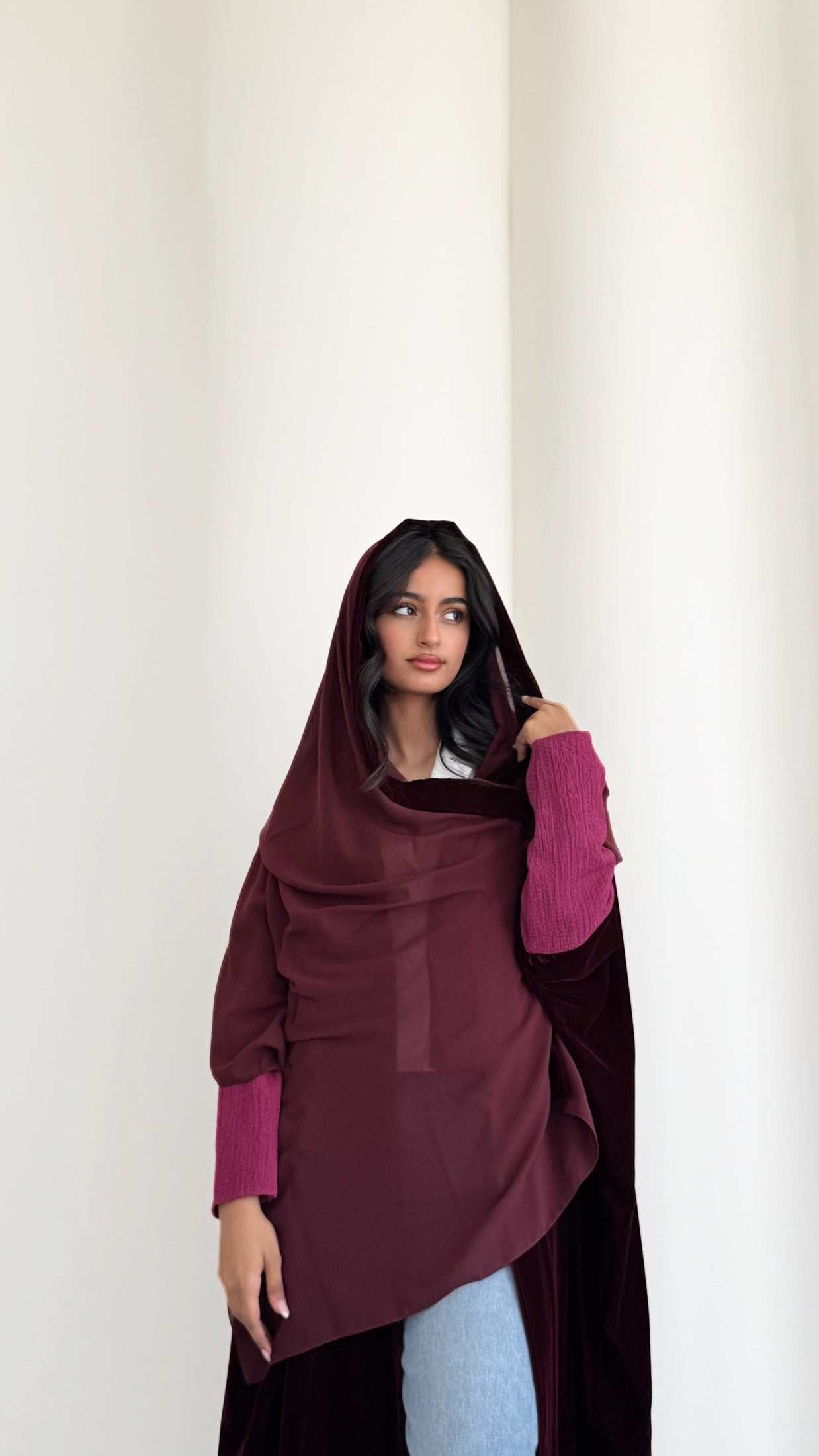 MWT531 - عباية مخمل عنابي بأكمام استريتش - Aya
