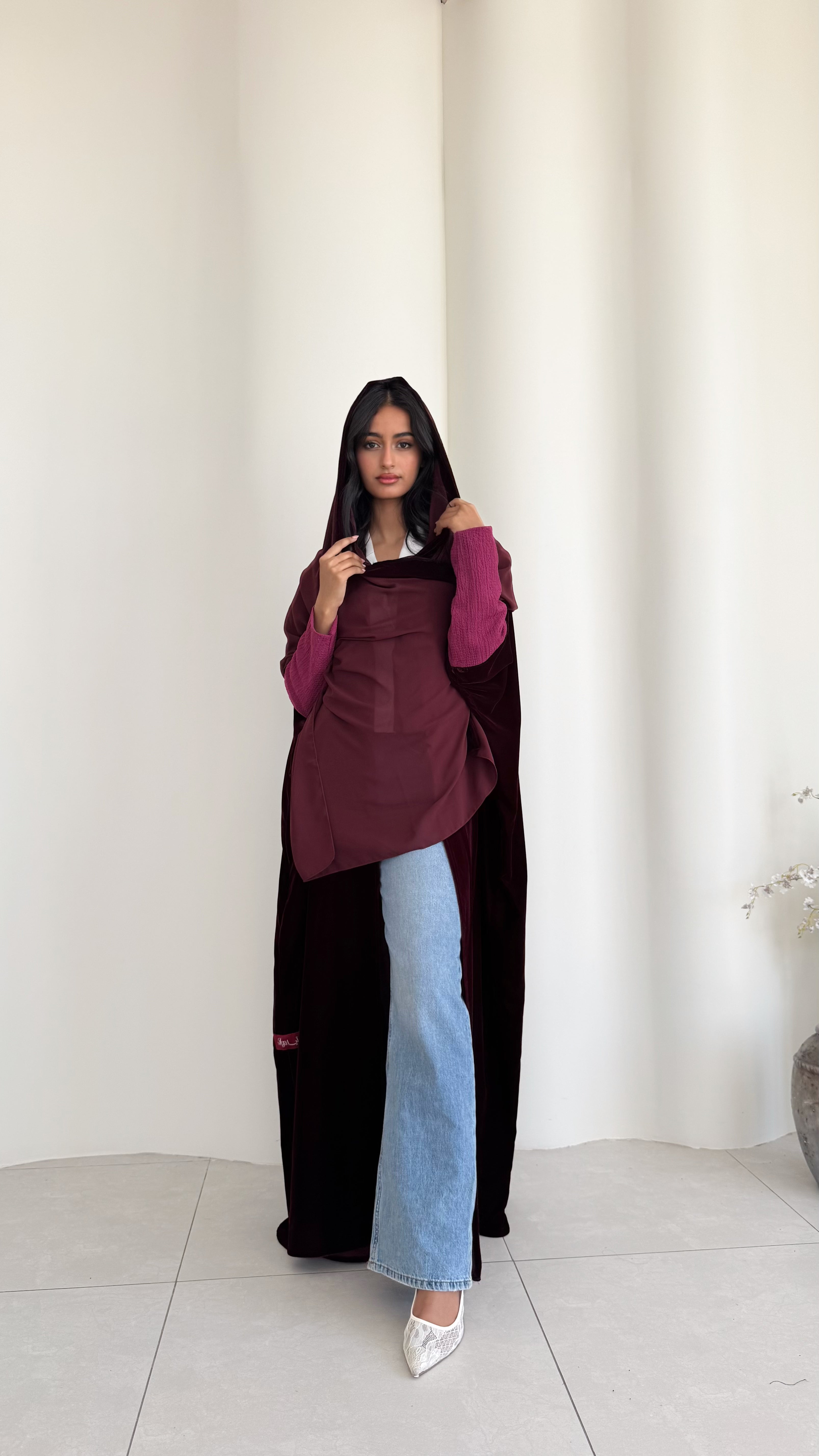 MWT531 - عباية مخمل عنابي بأكمام استريتش - Aya