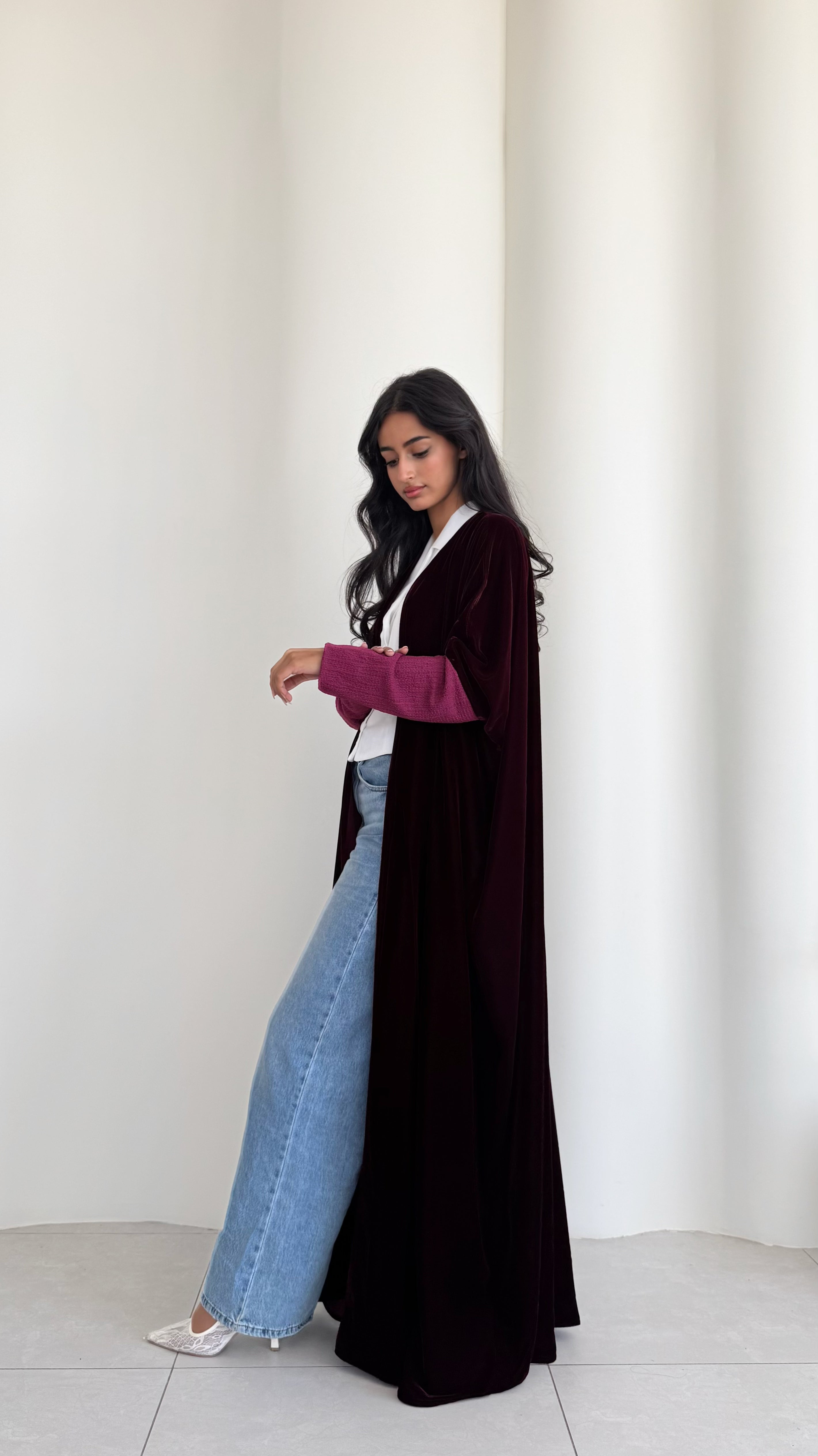 MWT531 - عباية مخمل عنابي بأكمام استريتش - Aya