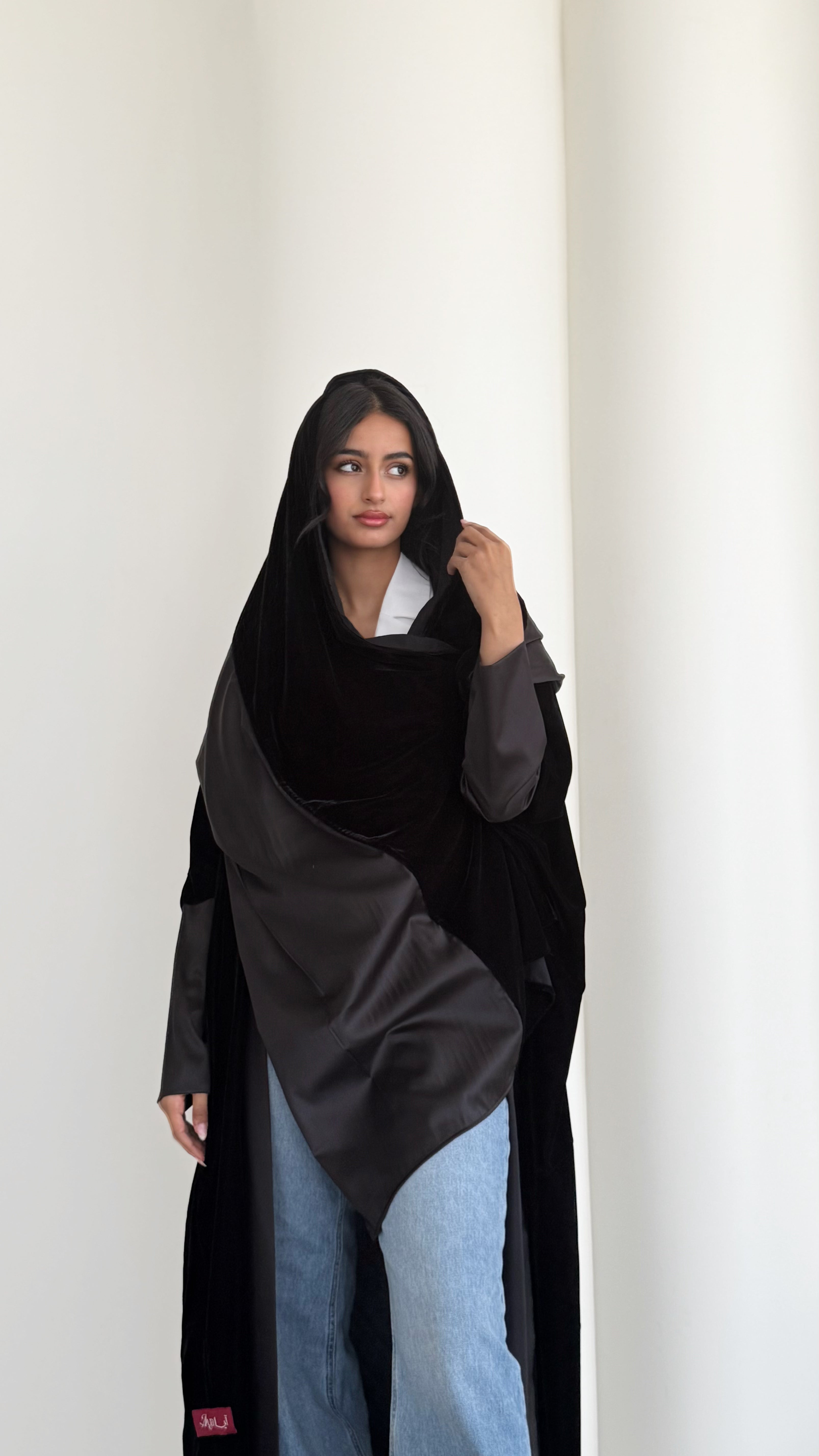 MWT396 - عباية شتوية مخمل مع تدخيله ساتان  اسود