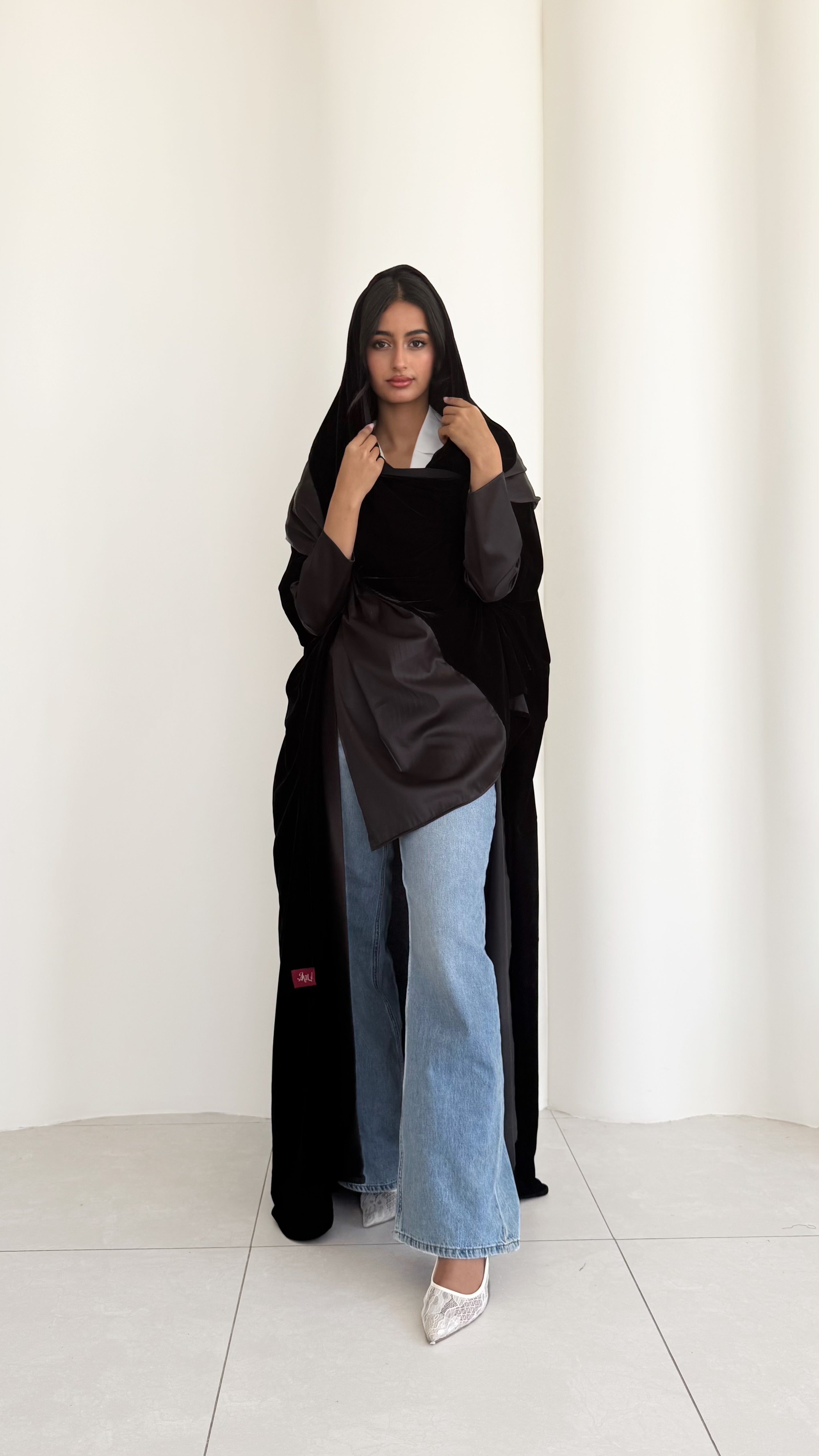 MWT396 - عباية شتوية مخمل مع تدخيله ساتان  اسود