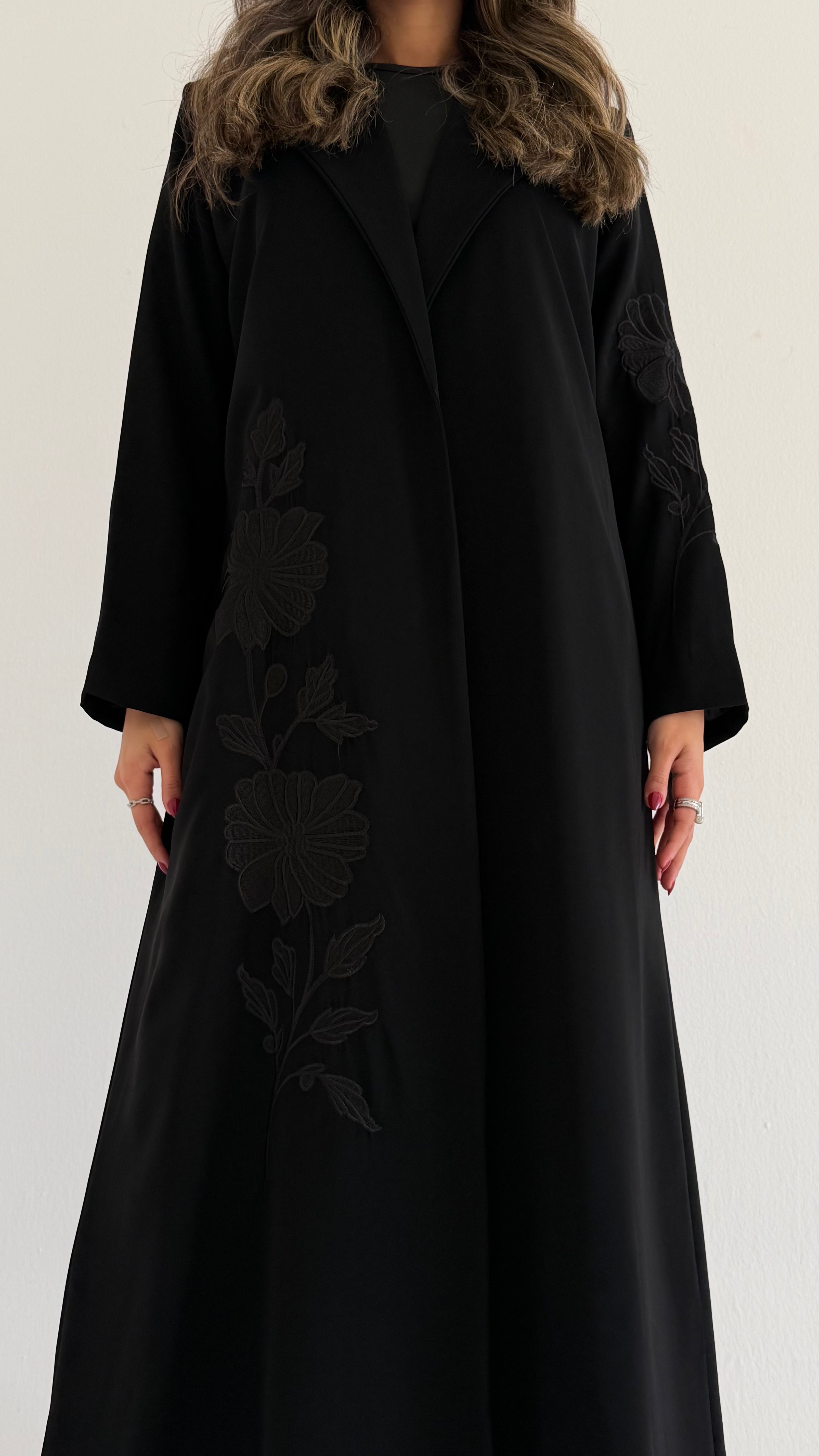 MW2001 -عباية بليزر بتطريز اسود