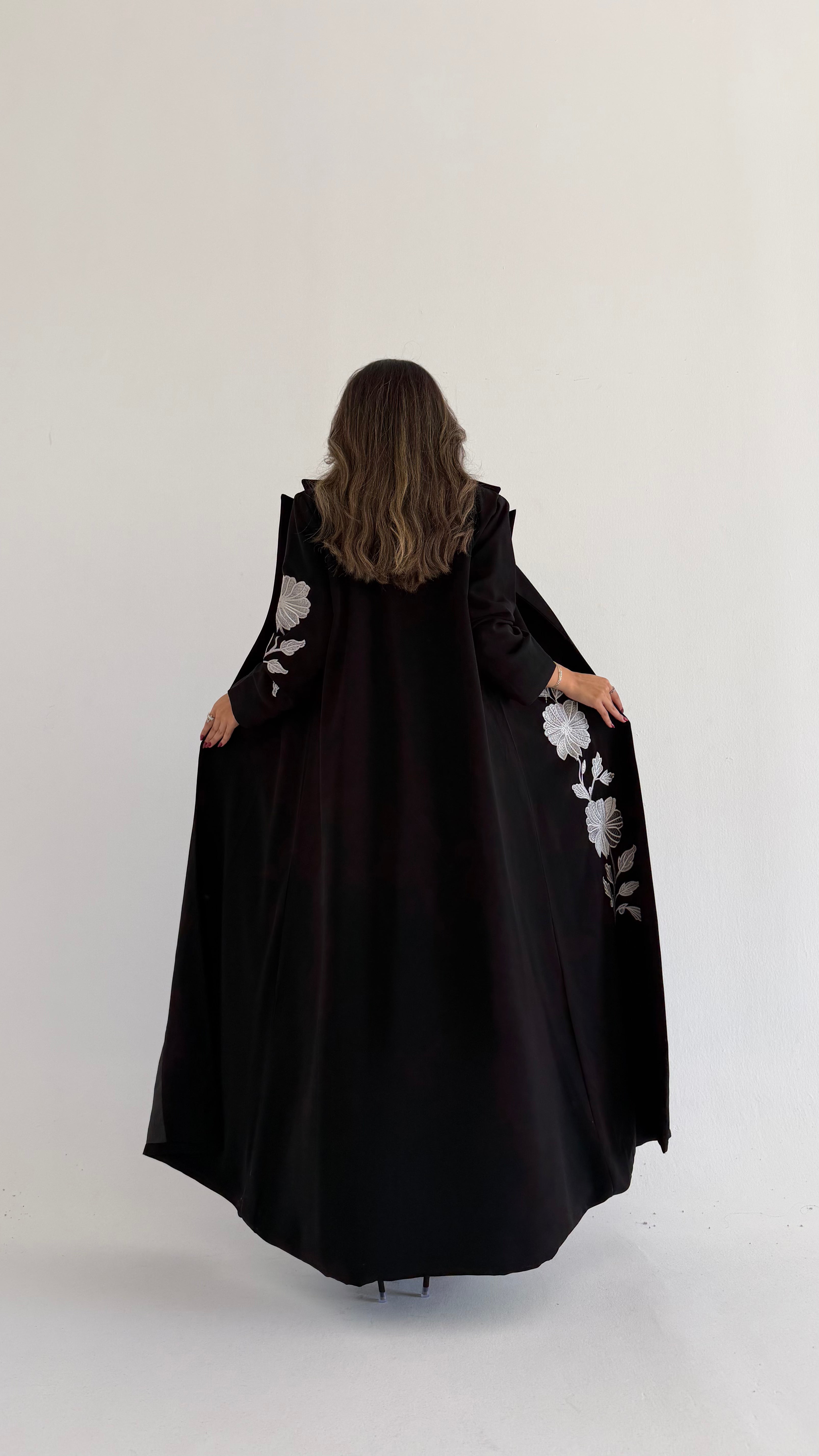 MW2000 -عباية بليزر بتطريز ابيض